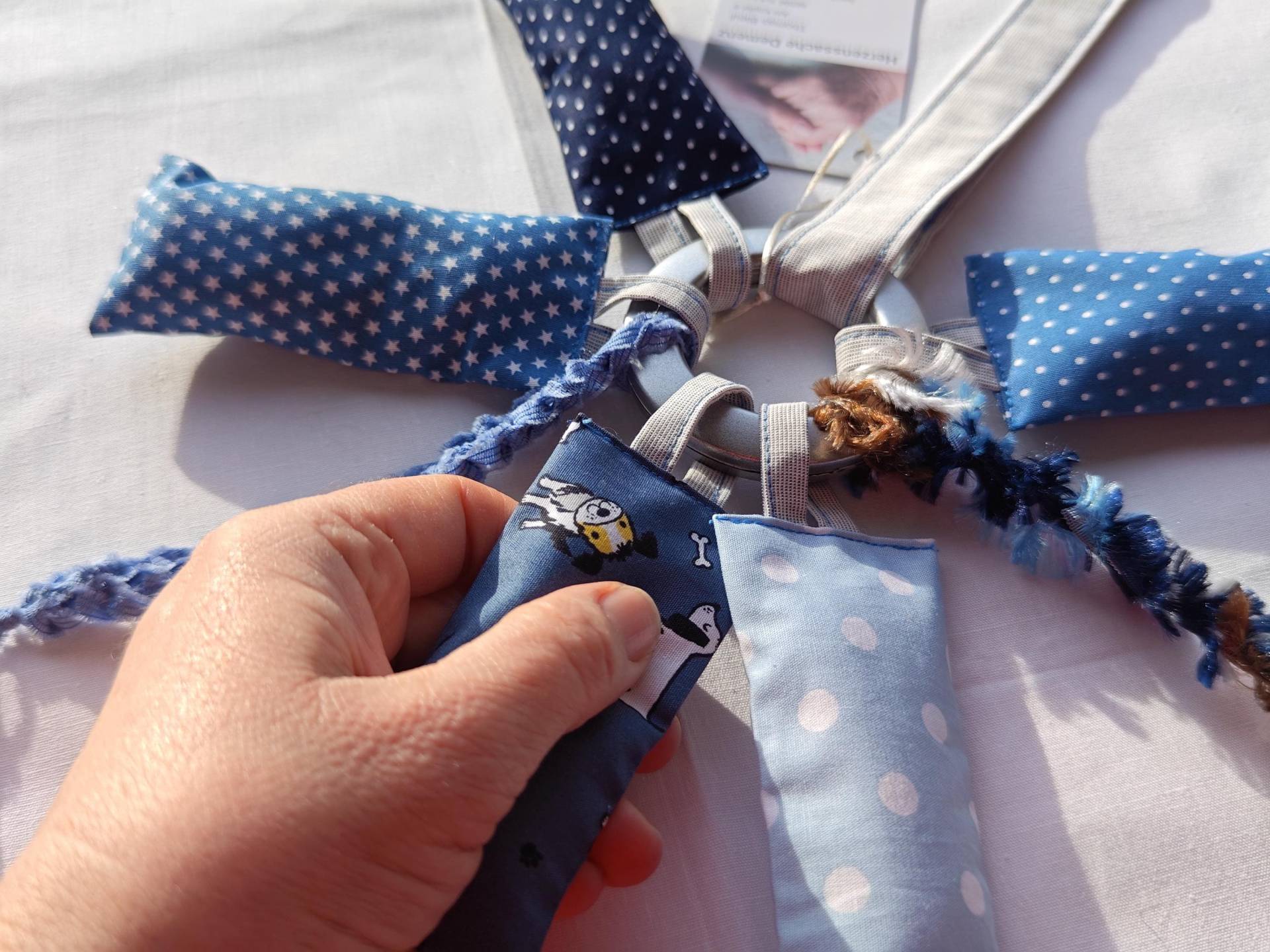 Nestelring Mit 5 Fühl-Säckchen Und Einem Clip Für Menschen Demenz, Personalisierbar Nestelring Mit 5 Fühl-Säckchen Und Einem Clip Für Menschen Demenz, Personalisierbar von Etsy - HerzenssacheDemenz