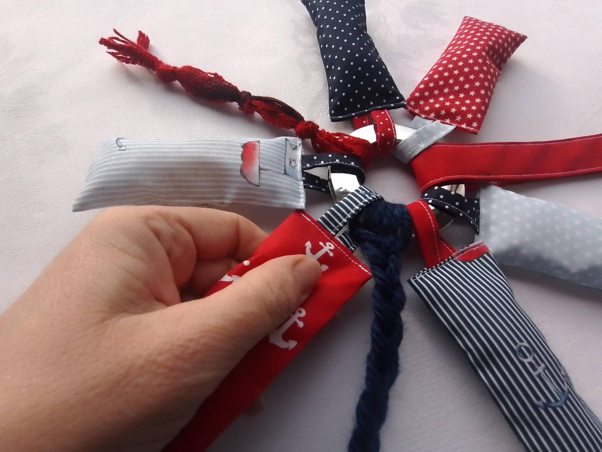 Nestelring Mit 6 Fühl-Säckchen Und Einem Clip Für Menschen Demenz Oder Autismus, Personalisierbar Nestelring Mit 6 Fühl-Säckchen Und Einem Clip Für Menschen Demenz Oder Autismus, Personalisierbar von Etsy - HerzenssacheDemenz