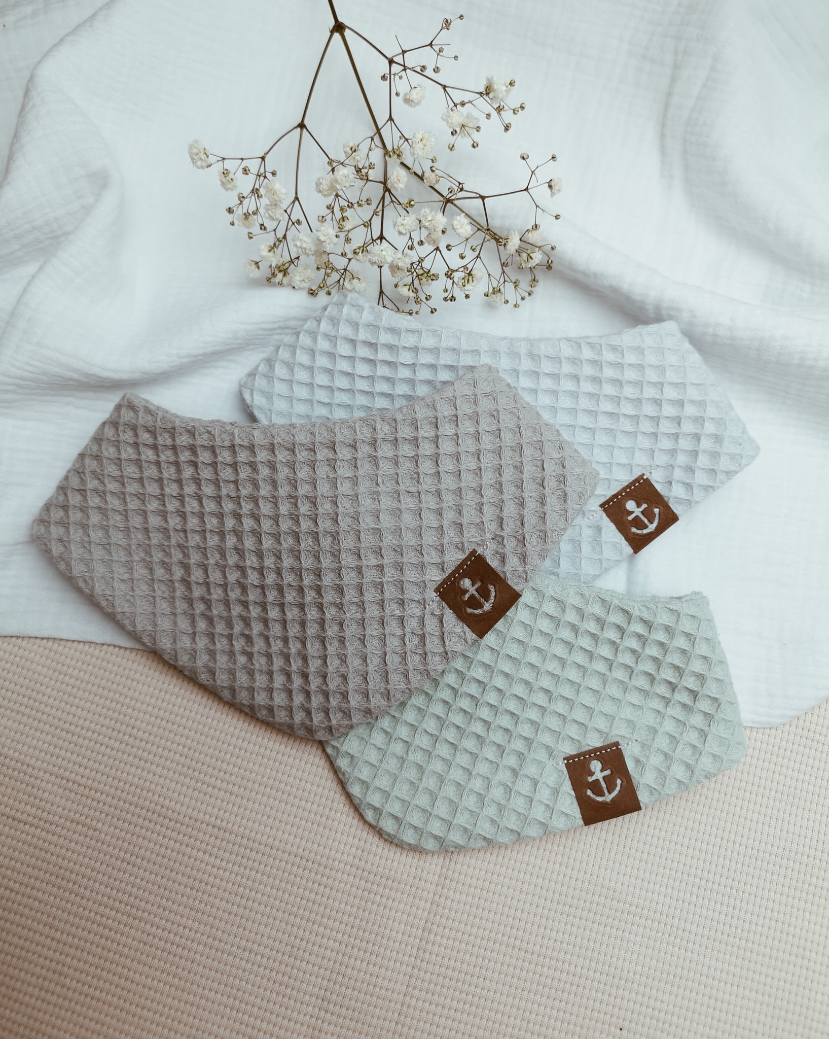 Dreieckstuch Halstuch Lätzchen Grau Junge Baby Waffelpique Anker Geschenk Taufe Geburt Baumwolle Babytuch Kleinkind Spucktuch Wendetuch Dreieckstuch Halstuch Lätzchen Grau Junge Baby Waffelpique Anker Geschenk Taufe Geburt Baumwolle Babytuch Kleinkind Spucktuch Wendetuch von Etsy - Herzenszeug