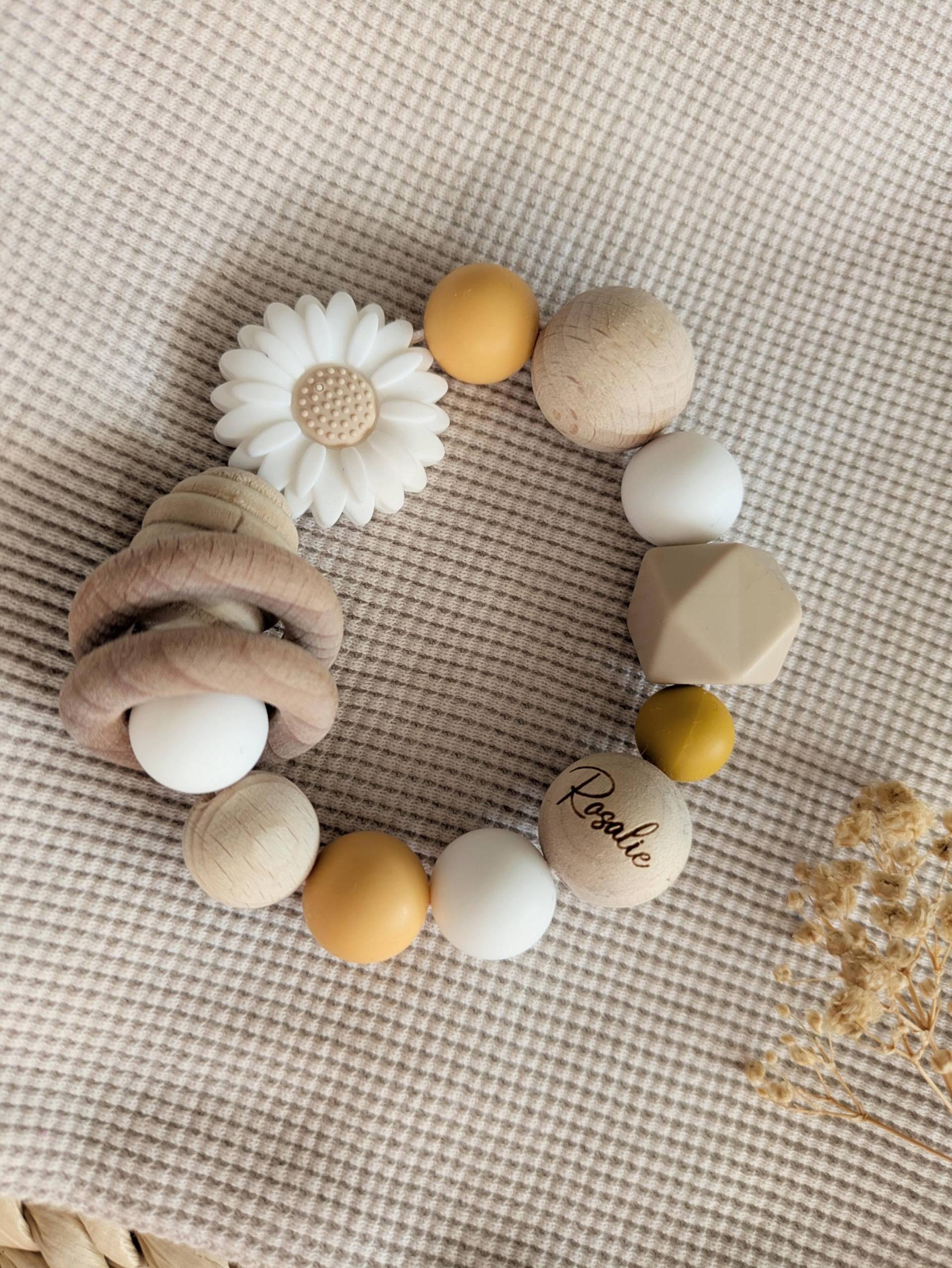 Greifling L Rassel Personalisiert Gänseblümchen Blume Weiß, Beige Und Gelb Geschenk Zur Babyparty, Geburt Taufe Greifling L Rassel Personalisiert Gänseblümchen Blume Weiß, Beige Und Gelb Geschenk Zur Babyparty, Geburt Taufe von Etsy - HerzstueckByDenise