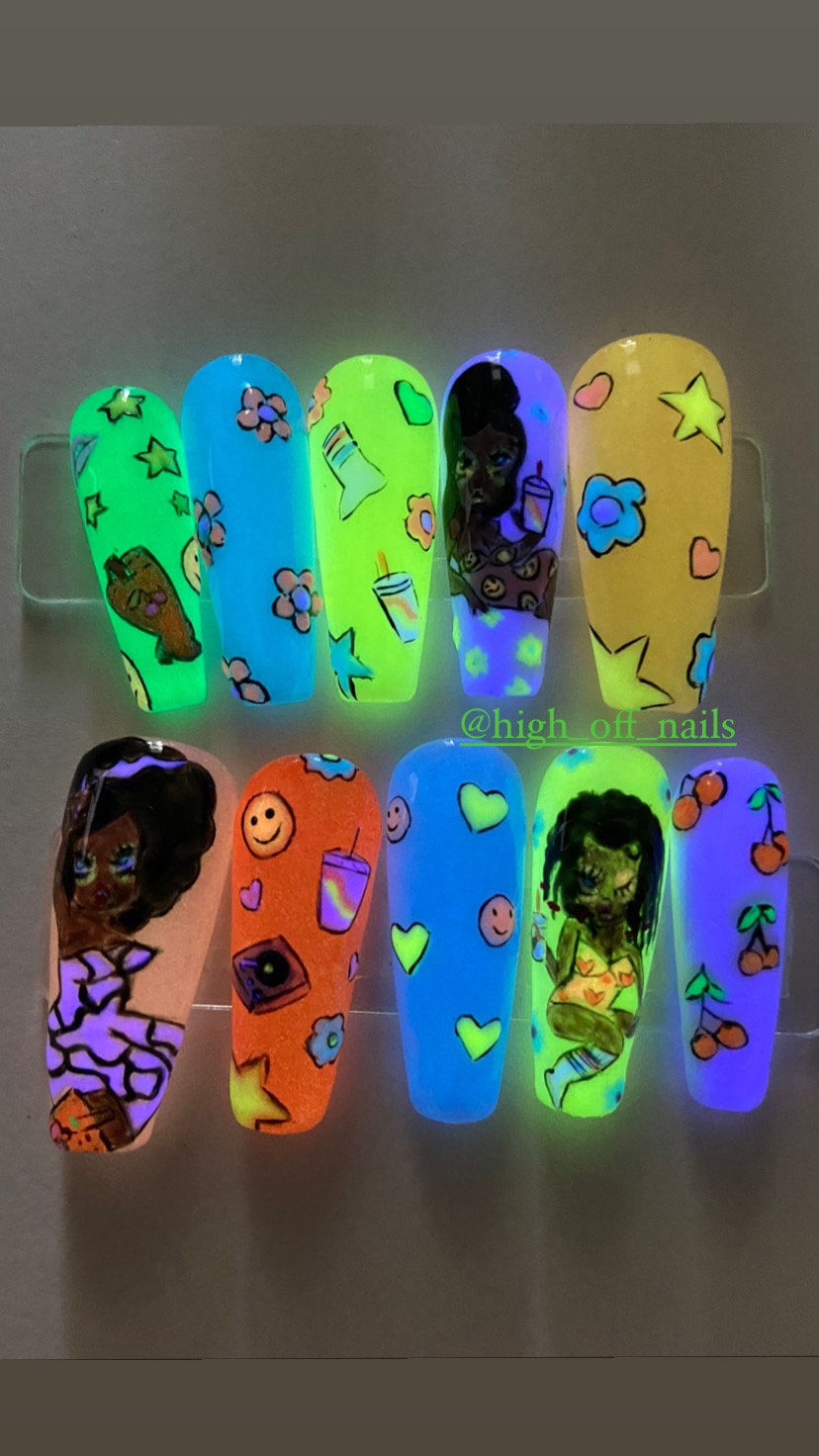 Valfre Glow in The Dark Press-On Es von Etsy - HighoffnailsStudio