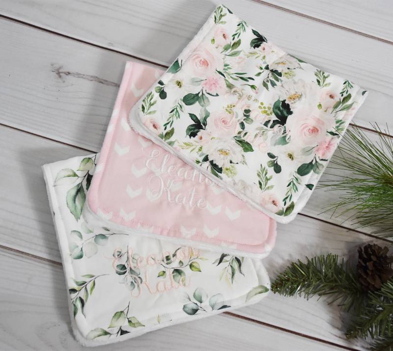 Personalisierte Rosa Boho Baby Girl Shower Geschenkpink Blumen Bauernhof Mädchen Spucktücher-Landhaus Geblümten Babypartygeschenk von Etsy - HilltopBabyandMore