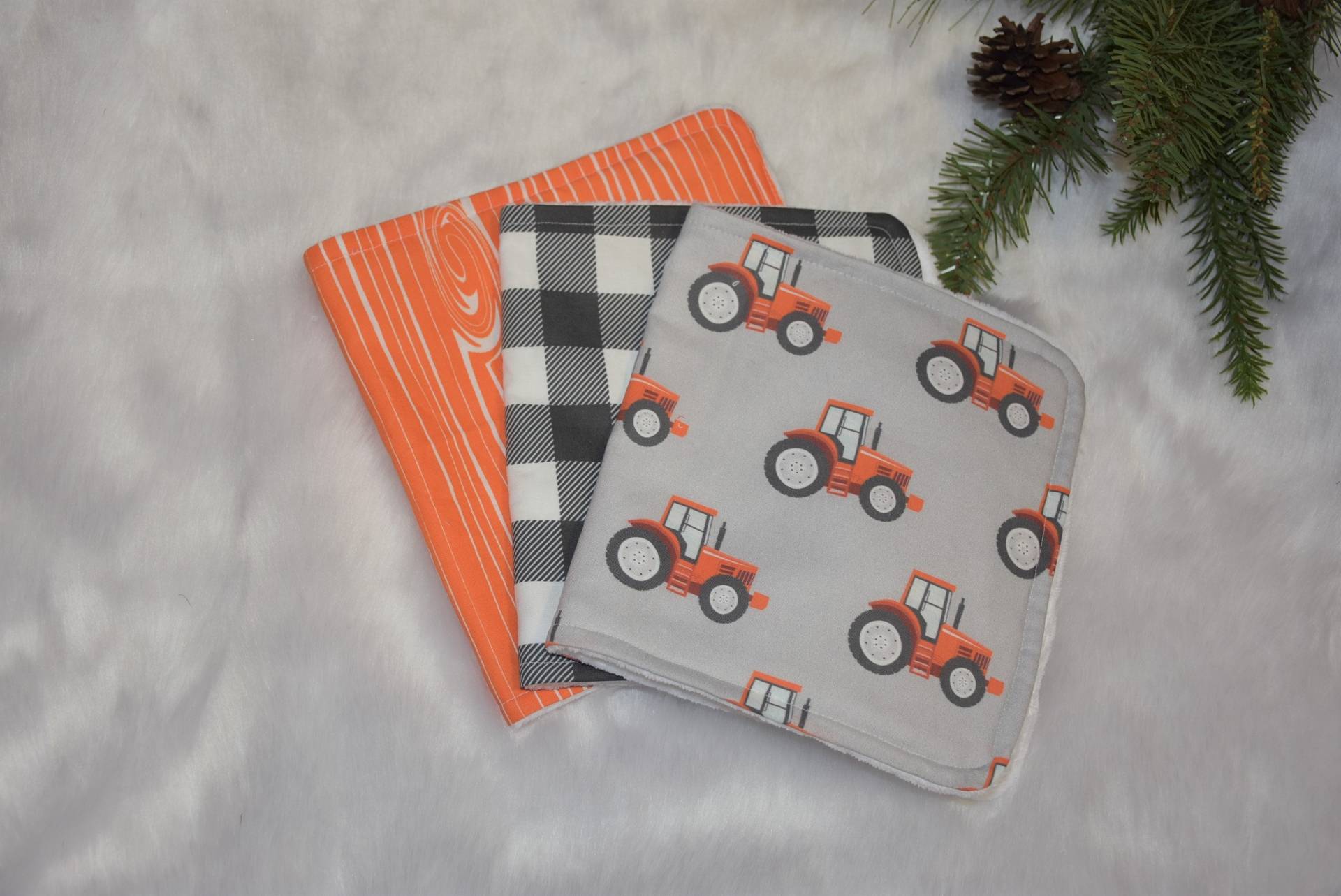 Personalisierte Spucktücher-Traktor Liebhaber-Bauernhof Babyparty-Orange Traktor-Bauernhof Baby Geschenk-Bauernhof Kinderzimmer-Neugeborenen von Etsy - HilltopBabyandMore