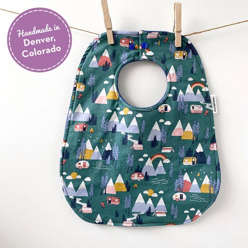 Camping Baby Geschenk - Lätzchen Mit Druckknöpfen Zelt Und Camper Kleinkind Gender Neutral von Etsy - HipViolet