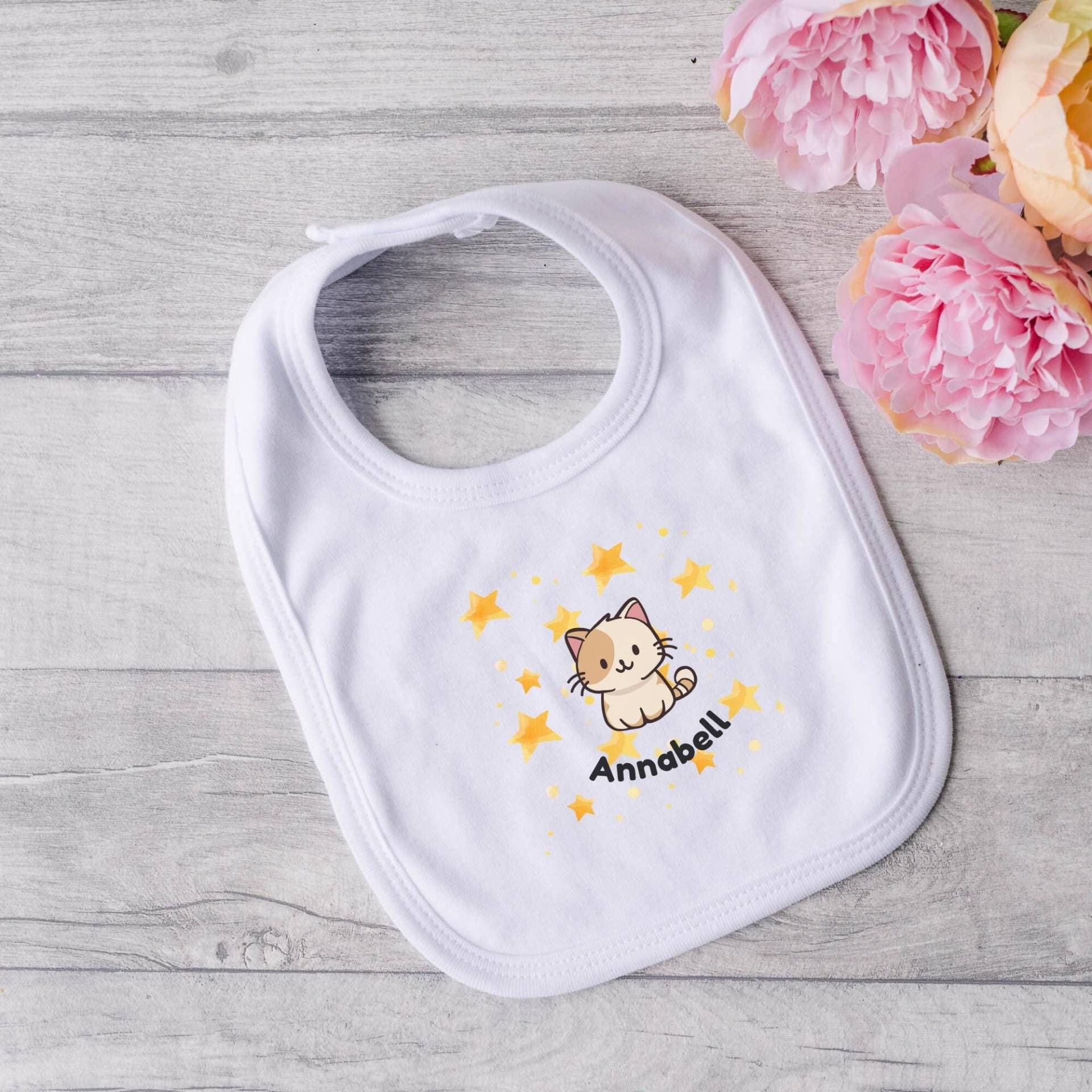 Baby Lätzchen Mit Personalisiertem Wunschname Katzenmotiv. Geschenkidee Zur Geburt Oder Zum Kindergeburtstag von Etsy - HippeVielfalt