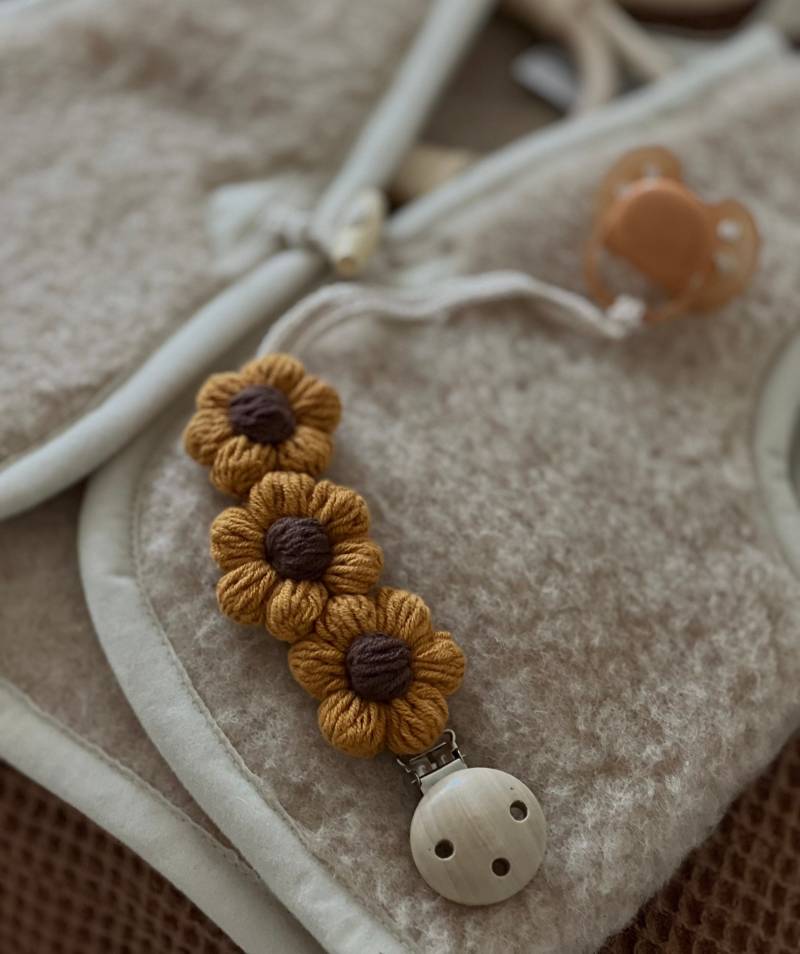 Gehäkelte Schnullerkette Baby Geschenk Poufy Blumen von Etsy - Honigtopfatelier