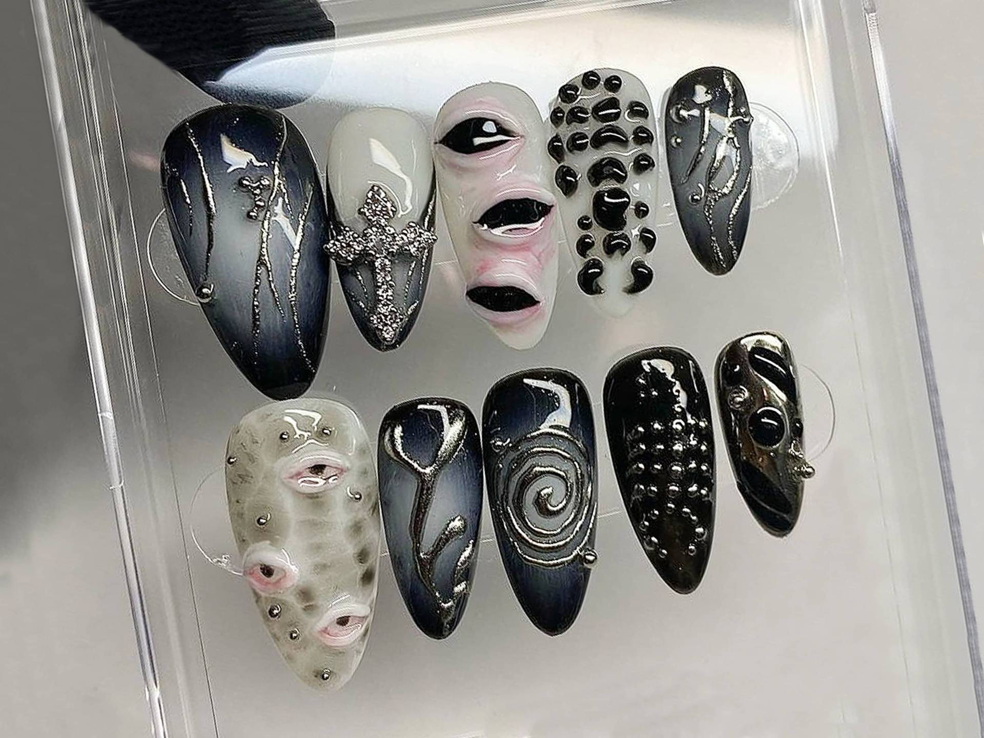 Coole Gothic-Inspirierte Press On Nails | Gothic Dunkelblau Almond Nägel 3D Gelnagel Mit Augen Motiv Halloween Handbemalt Mysteriös Hb302A von Etsy - HudiNails