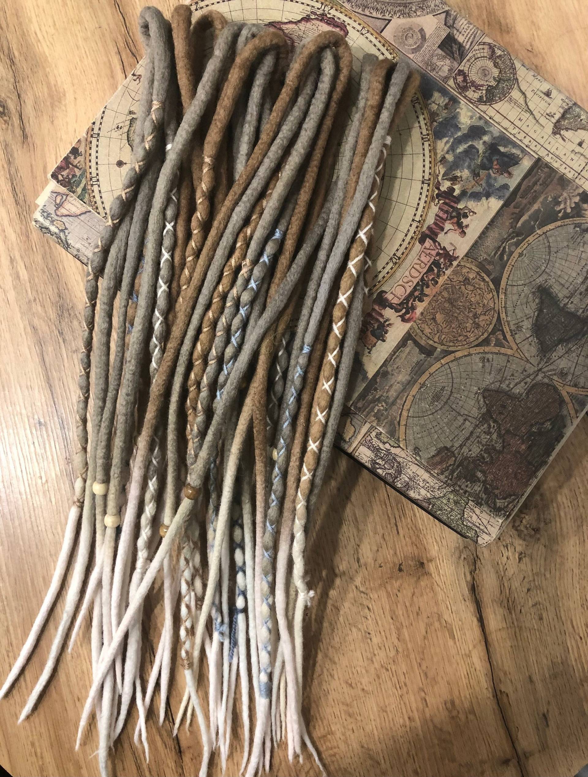 Wolle Fürchtet Blonde Bis Hellblonde Mittelgraue Farbe Doppelte Oder Einzelne Enden Weiche Gefälschte Merino Umwickelte Dreadlocks Set von Etsy - HyggeDreads