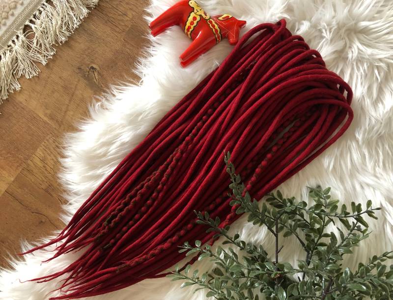 Wolle Fürchtet Dunkelrote Reife Tomate Burgund Doppelendes Oder Einseitiges Weiches Gefälschtes Merino-Dreadlocks-Set von Etsy - HyggeDreads