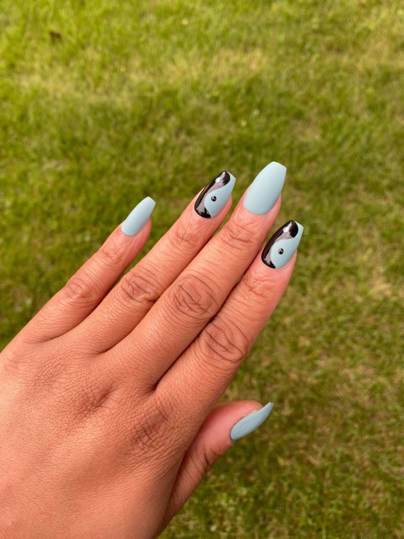 Ying & Yang | Blaue Nägel Aufdrücken Kurzer Sarg Druck Auf Sargnägel von Etsy - IDPNailz