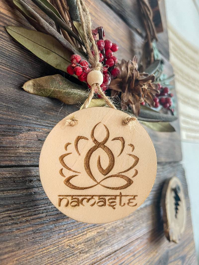 Yoga Geschenk Anhänger, Personalisierte Geschenke Schüler, Mitbringsel Für Praktizierende, Runde Anhänger Aus Holz Liebhaber von Etsy - ITsmellsLikeWood