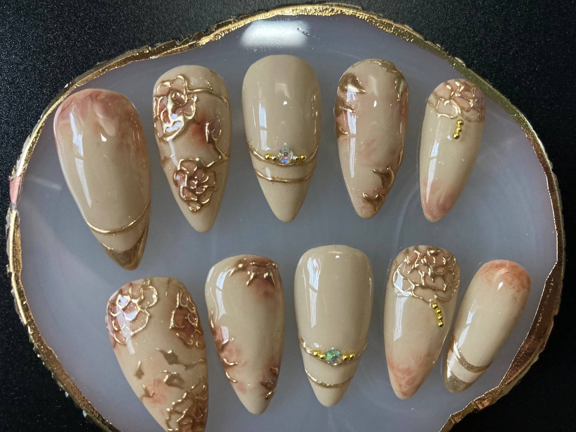 Gold Blumen Mandel Künstliche Nägel, Handbemalte Goldnägel, Schmucknägel, 10 Stück von Etsy - IconicNailArt