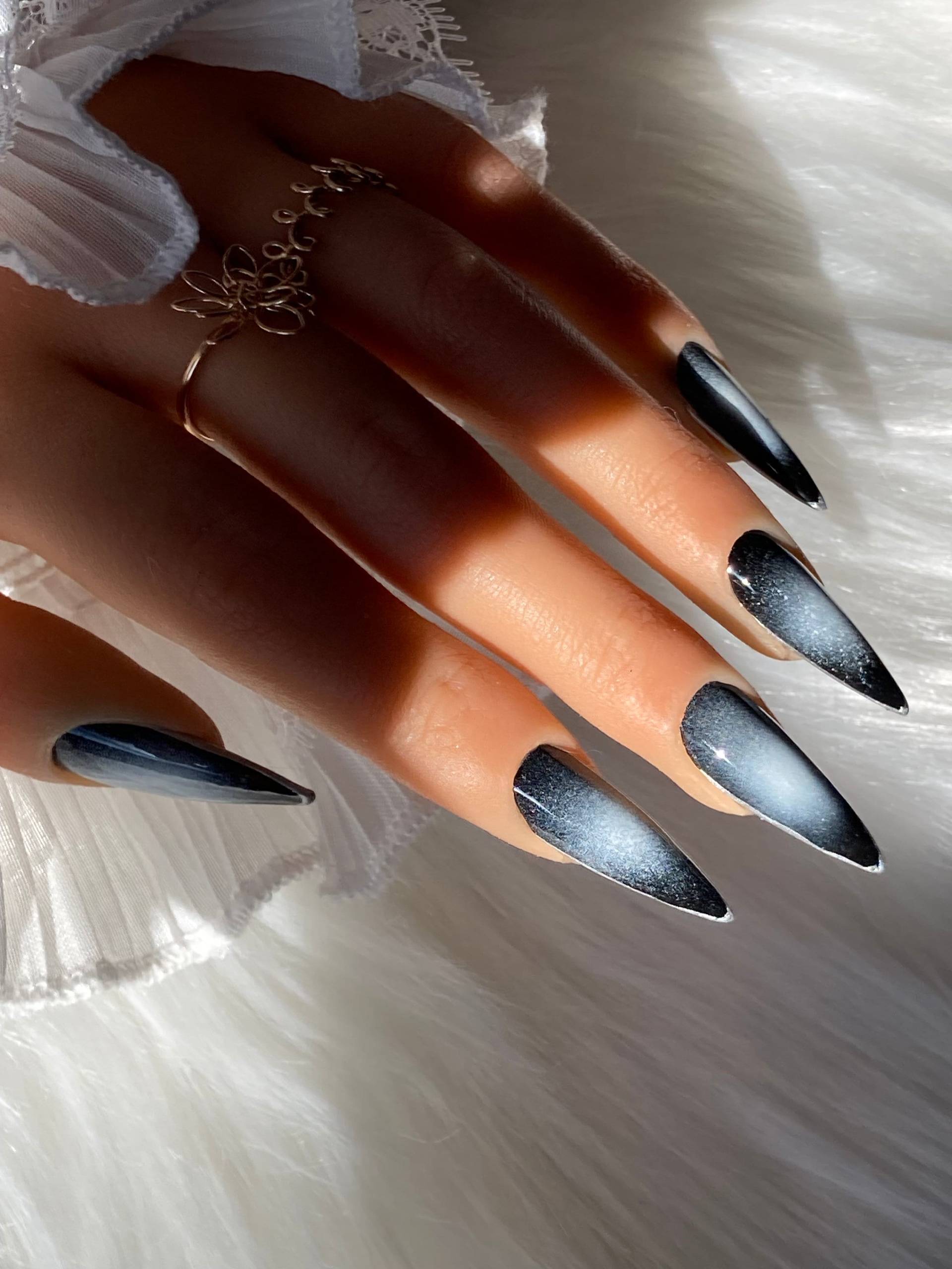 Mittlere Stiletto Aurora Nägel, Schwarze Und Weiße Silbernägel, Cyberpunk 10 Stück von Etsy - IconicNailArt