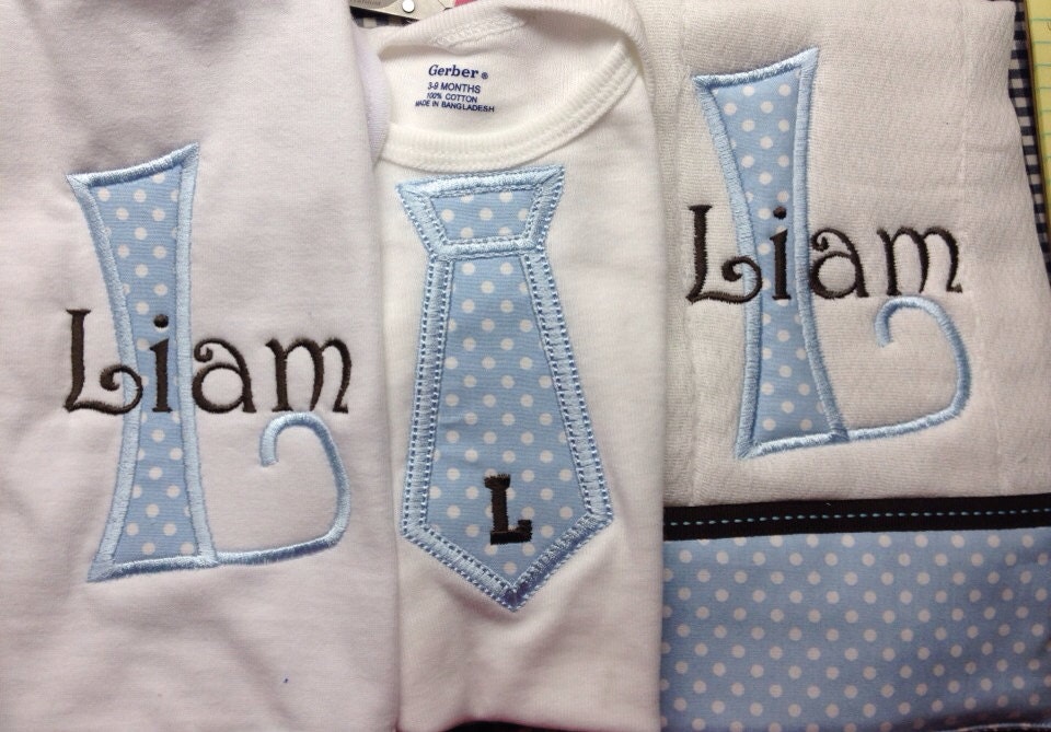 Krawatte Monogrammiert Strampler, Lätzchen Und Rülpsen Zu Kleiden Krawatte Monogrammiert Strampler, Lätzchen Und Rülpsen Zu Kleiden von Etsy - JamieSewCute