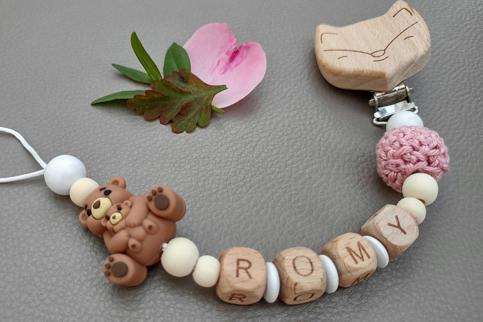 Schnullerkette Mit Name Bär Personalisiert Babygeschenk Schnullerkette Mit Name Bär Personalisiert Babygeschenk von Etsy - JanuFaktur