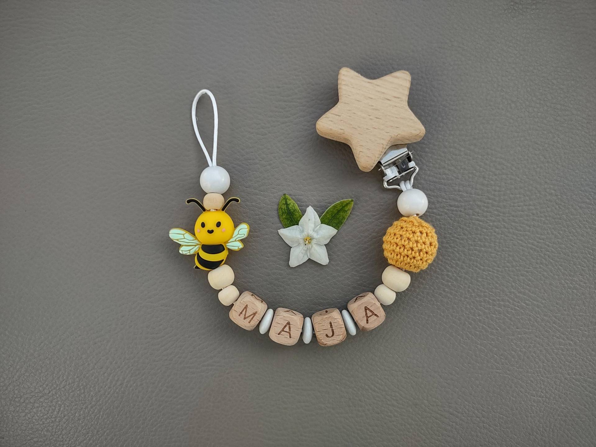 Schnullerkette Mit Name Biene Personalisiert Babygeschenk Schnullerkette Mit Name Biene Personalisiert Babygeschenk von Etsy - JanuFaktur