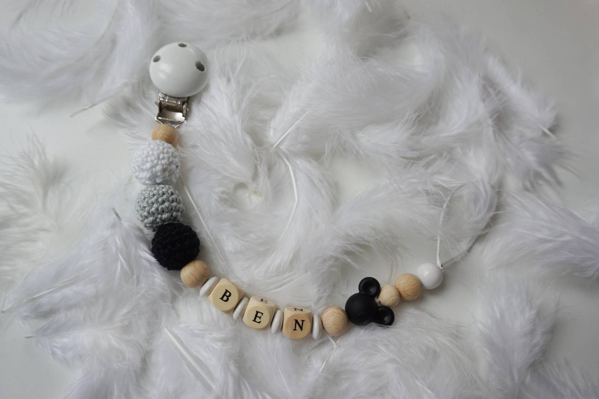 Schnullerkette | Mit Name Mickey von Etsy - JessisPerlenzauber