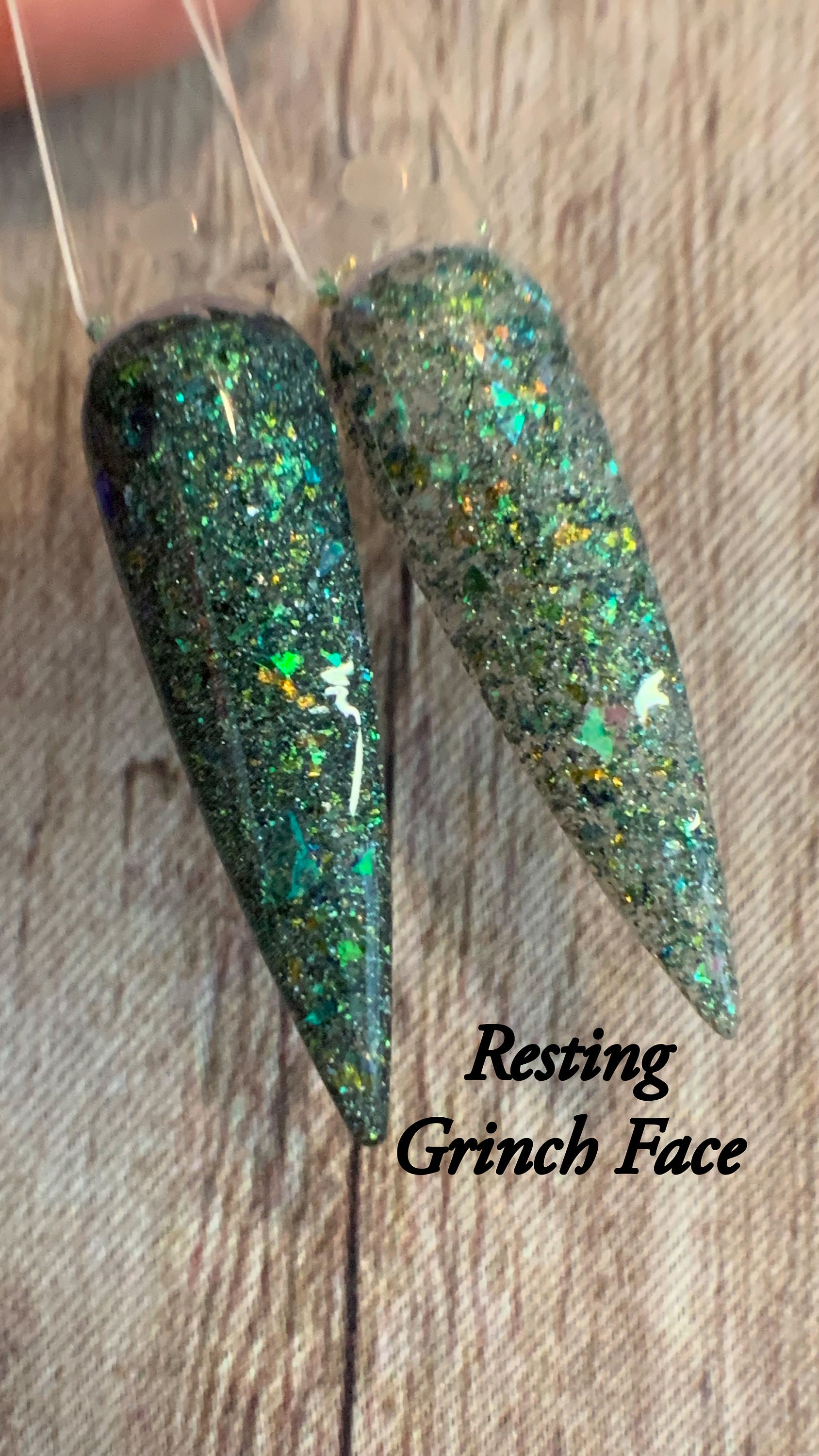 Resting Grinch Face Dip Powder von Etsy - JewelsDips