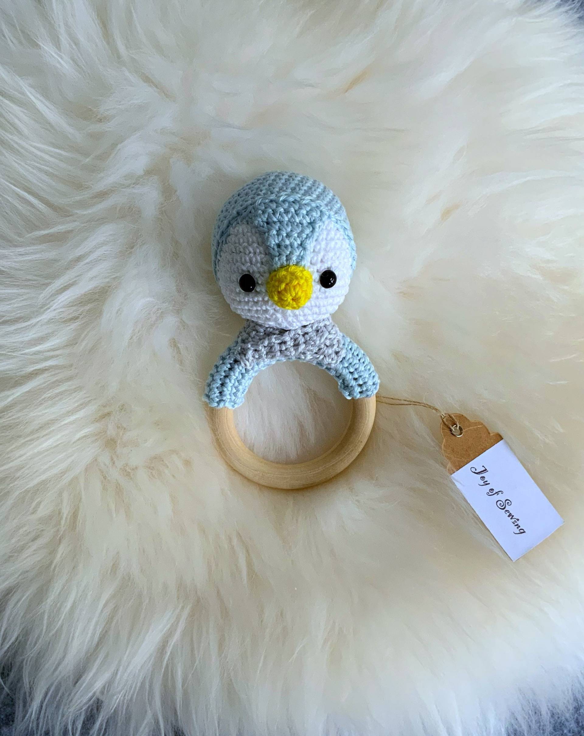 Baby Greifling Pinguin Gehäkelt Rassel Eisblau Weiß Gelb Natur Holzring Holzrassel Greifring Mit Sicherheitsaugen Neu von Etsy - JoyofSewingDesign