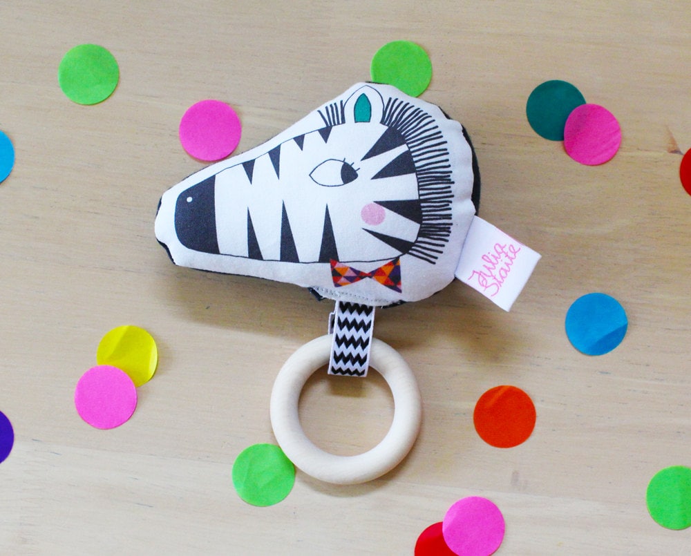 Zebra Rassel Beißring Weiche Baumwolle & Esche Holz Baby Spielzeug Zebra Rassel Beißring Weiche Baumwolle & Esche Holz Baby Spielzeug von Etsy - JuliaStaite