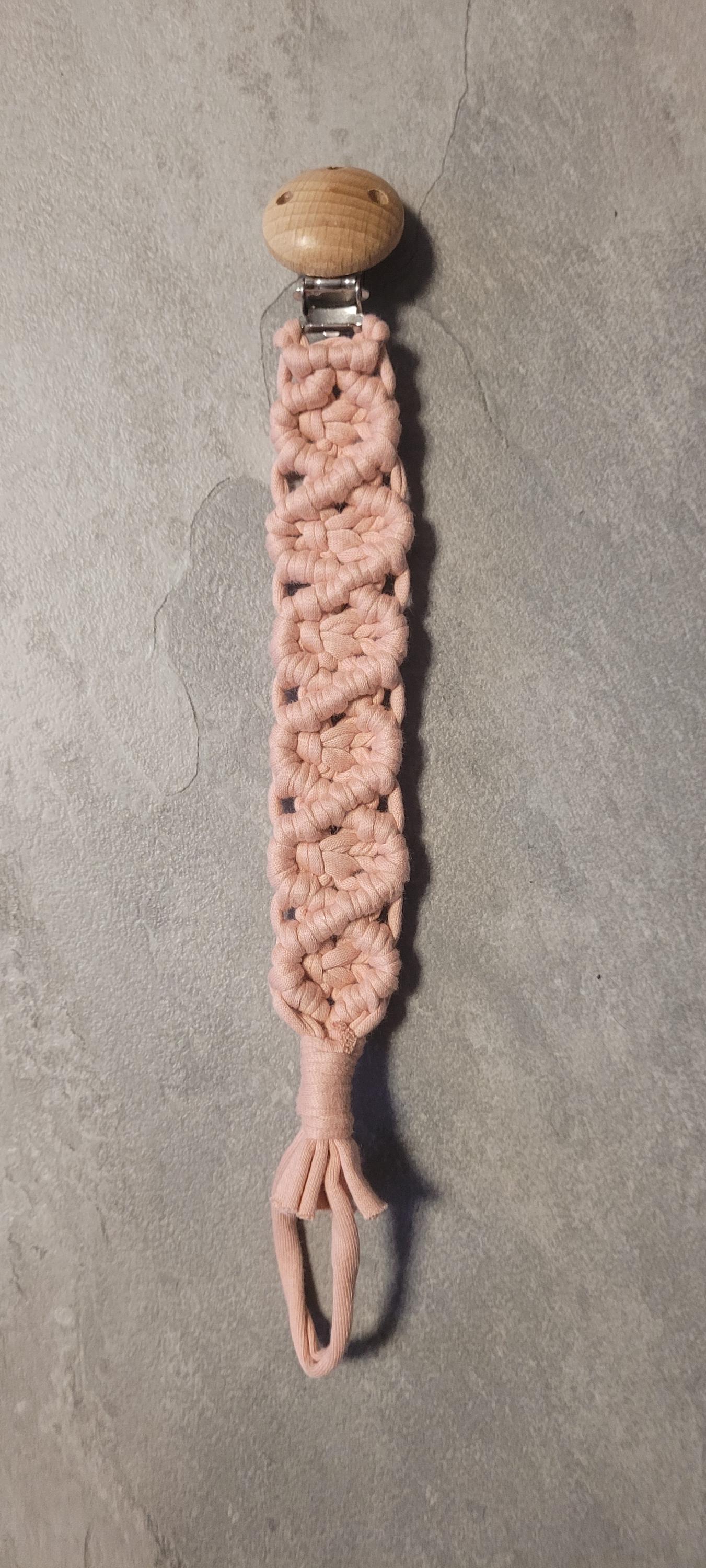 Schnullerkette Mit Holzclip Makramee Geknüpft Rosa von Etsy - JuwisMercerie