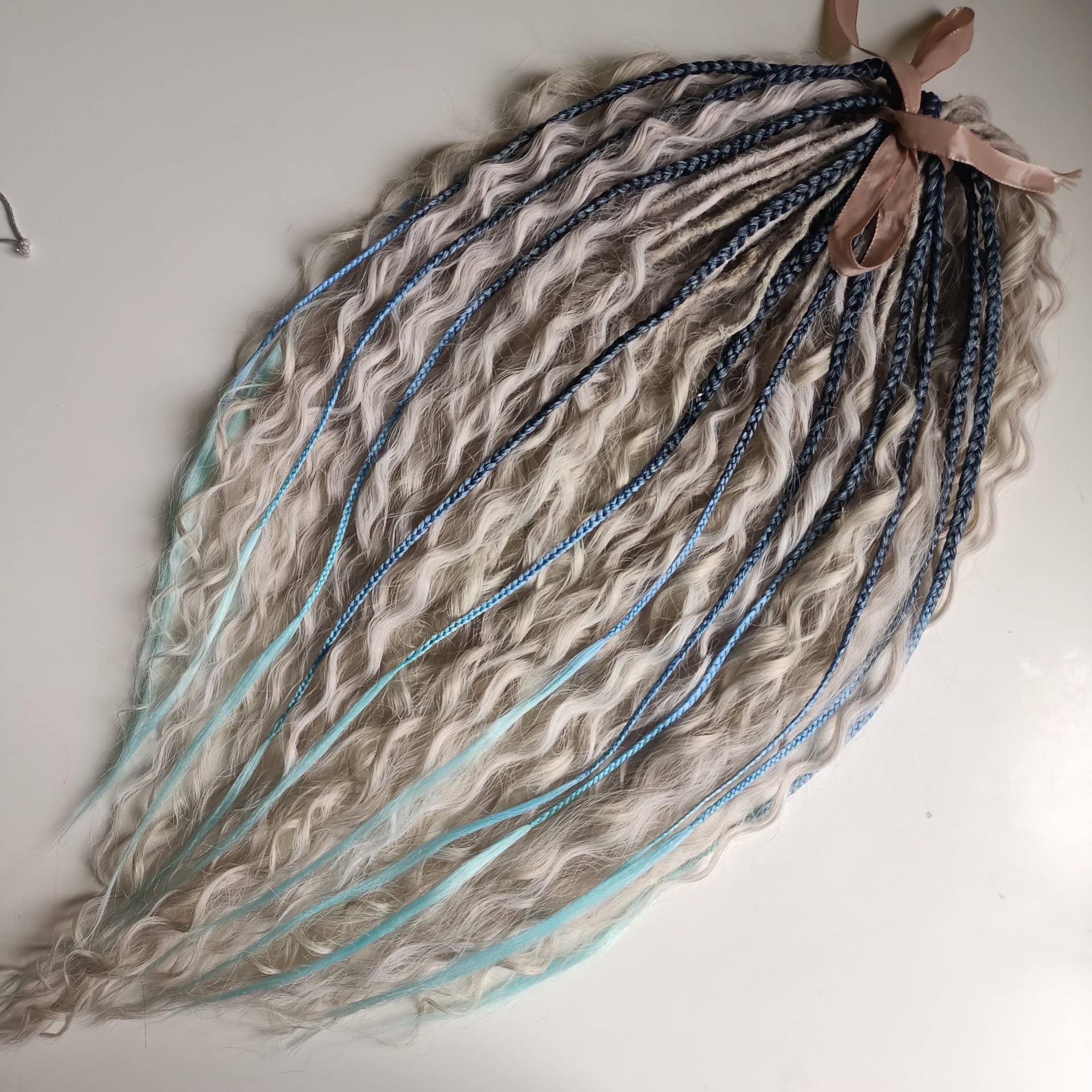 Aschblonde Gelockte Dreads Mit Blauem Zopf Platinfarbene Kunsthaarverlängerungen Aschblonde Gelockte Dreads Mit Blauem Zopf Platinfarbene Kunsthaarverlängerungen von Etsy - KIRINDREADS