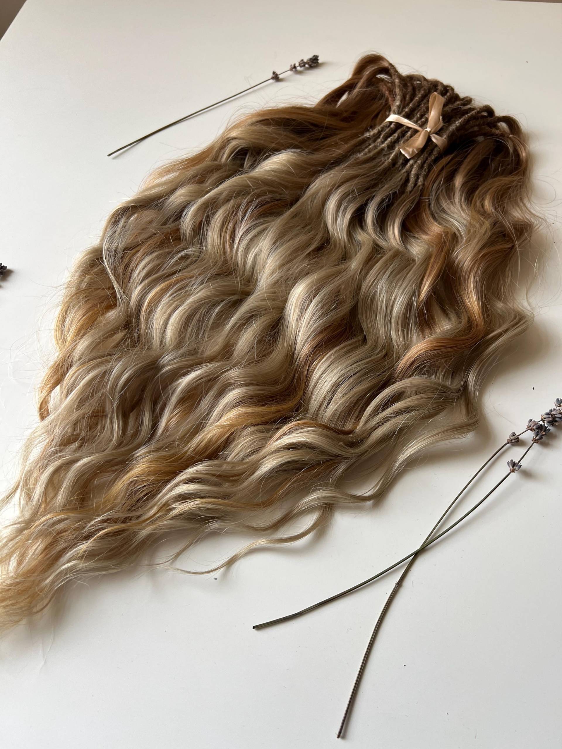 Aschblonde Und Braune Gewellte Dreadlocks Weiche De Locken Im Natürlichen Look Für Boho-, Alltags - Oder Festival-Frisuren Aschblonde Und Braune Gewellte Dreadlocks Weiche De Locken Im Natürlichen Look Für Boho-, Alltags - Oder Festival-Frisuren von Etsy - KIRINDREADS