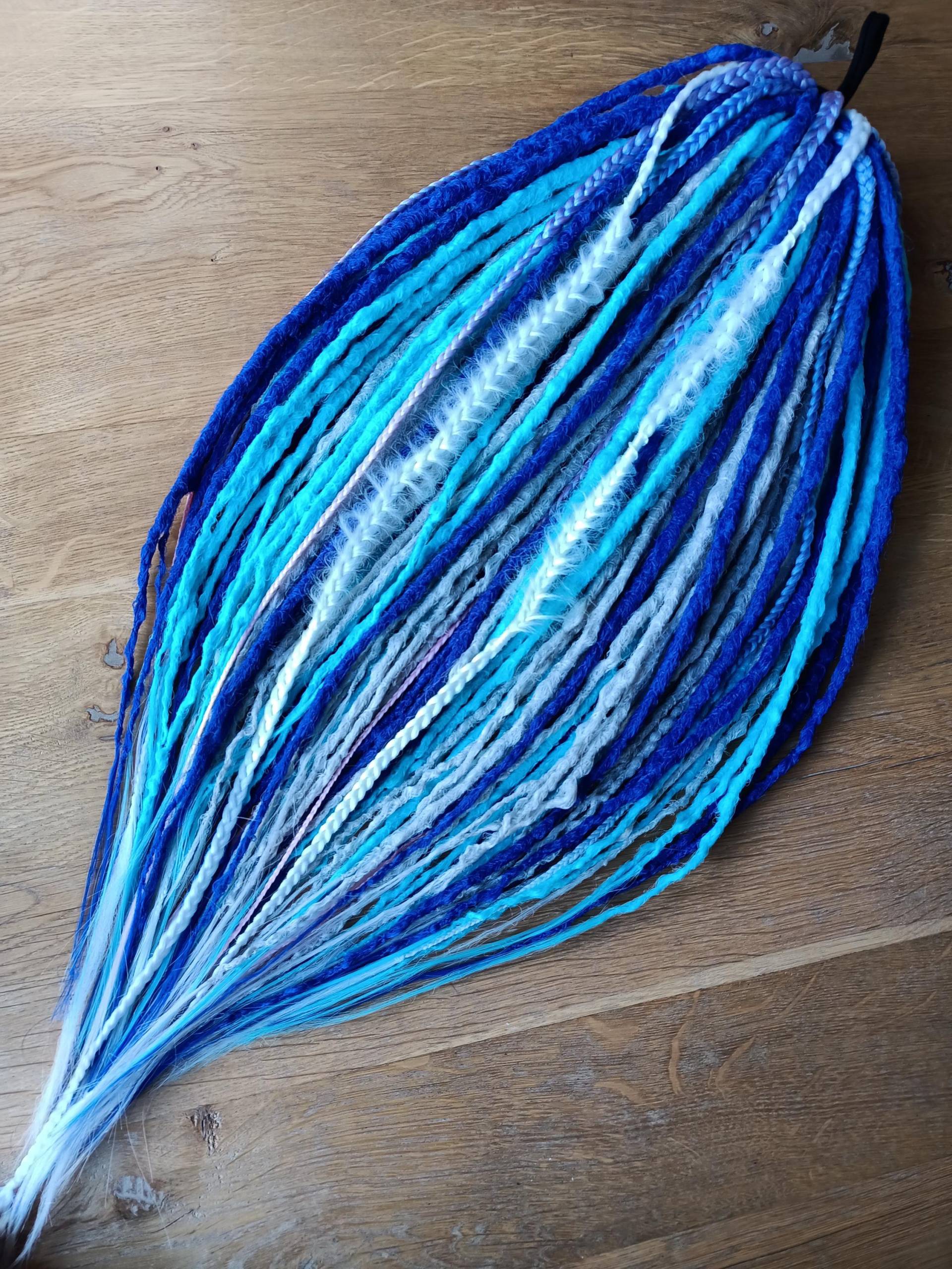 Blau Und Türkis Gehäkelte Loks/Weiße Borte in Dreads Erweiterungen De Blau Und Türkis Gehäkelte Loks/Weiße Borte in Dreads Erweiterungen De von Etsy - KIRINDREADS