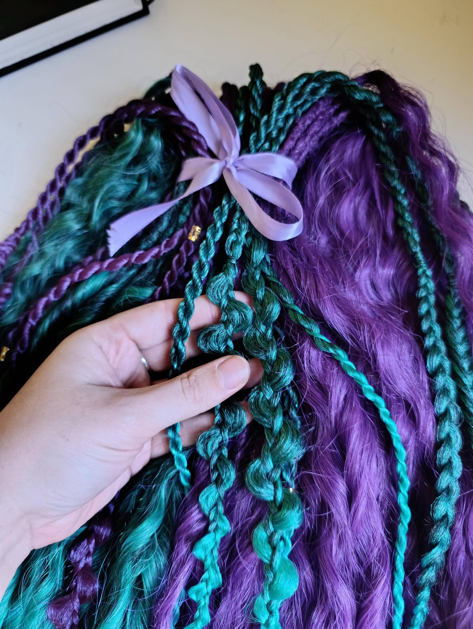 Flechtzopf in Grünen Ombre Curly Dreads/ Handgefertigte Lila Dreadlocks Mit Hair Twists/ Distressed Faux Locks Flechtzopf in Grünen Ombre Curly Dreads/ Handgefertigte Lila Dreadlocks Mit Hair Twists/ Distressed Faux Locks von Etsy - KIRINDREADS