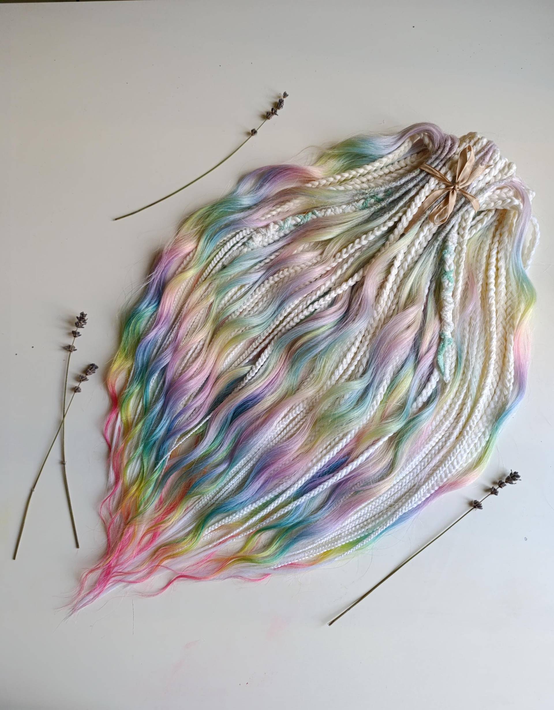 Weißer Zopf in Doppelendigen Regenbogen Geschwungenen Dreads/Gewellte Faux Locs Verlängerungen Langes Gewelltes Folklore Haar Für Festival Outfit Weißer Zopf in Doppelendigen Regenbogen Geschwungenen Dreads/Gewellte Faux Locs Verlängerungen Langes Gewelltes Folklore Haar Für Festival Outfit von Etsy - KIRINDREADS