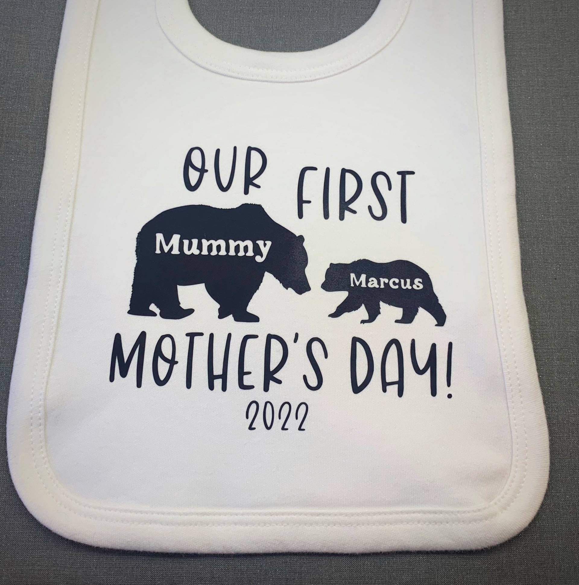 Unsere Ersten Muttertag Personalisierte Baby Lätzchen, Bär Muttertagsgeschenk, Mama Neues Geschenk, Ich Und Du Geschenk von Etsy - KMBsCraftycreations