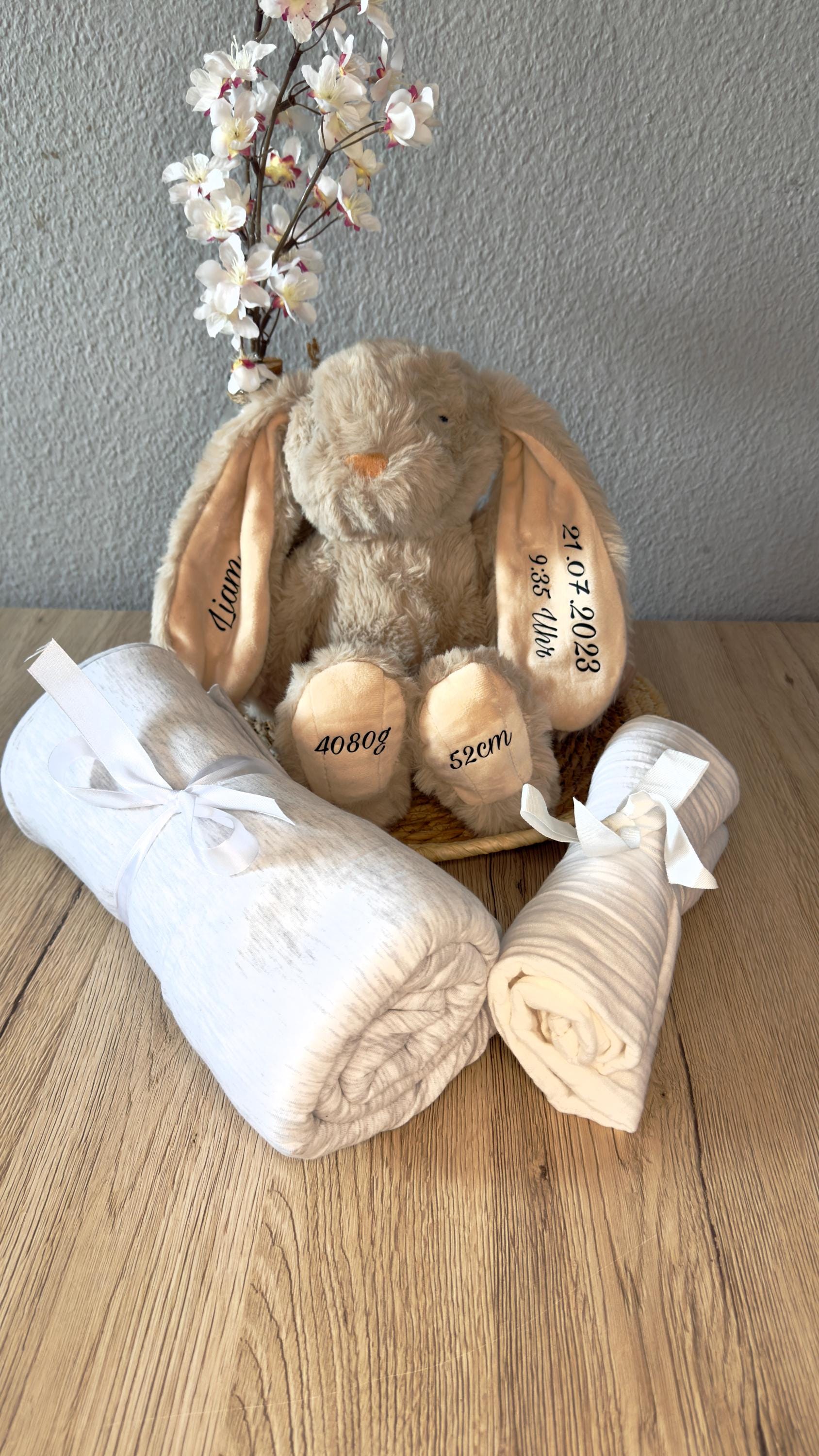 Personalisierbares Baby Geschenkset - Geburtsdaten Hase, Mulltuch & Kuscheldecke Geschenk Zur Geburt Erinnerung Personalisierbares Baby Geschenkset - Geburtsdaten Hase, Mulltuch & Kuscheldecke Geschenk Zur Geburt Erinnerung von Etsy - KREYAShop