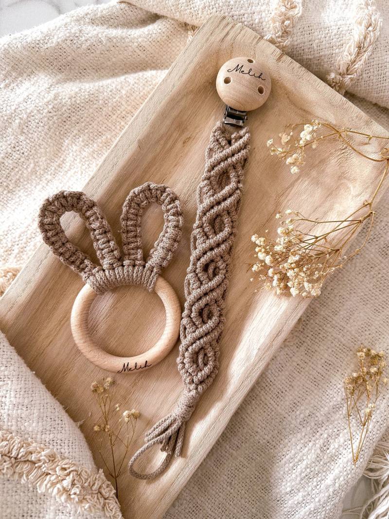 Personalisierte Makramee Schnullerkette | Greifling Set Boho Baby Geschenk Geschenkidee Geburtstag Weihnachten Wichteln von Etsy - KamaraOriginals