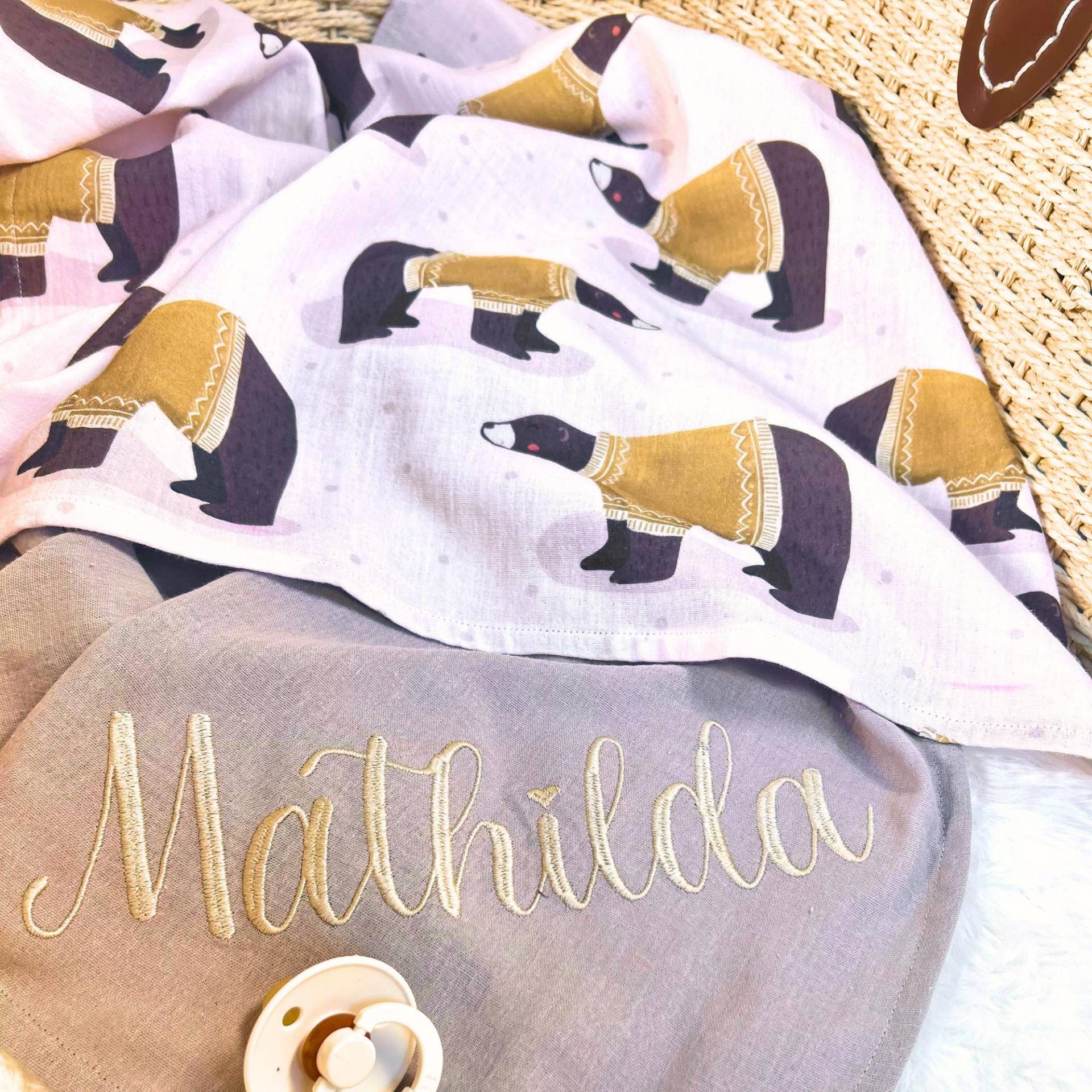 Musselintuch-Set Baby Personalisiert Mit Bären-Wintermotiv - Spucktuch, Mulltuch, Stilltuch Geschenkset Zur Geburt & Babyparty Musselintuch-Set Baby Personalisiert Mit Bären-Wintermotiv - Spucktuch, Mulltuch, Stilltuch Geschenkset Zur Geburt & Babyparty von Etsy - Kejki