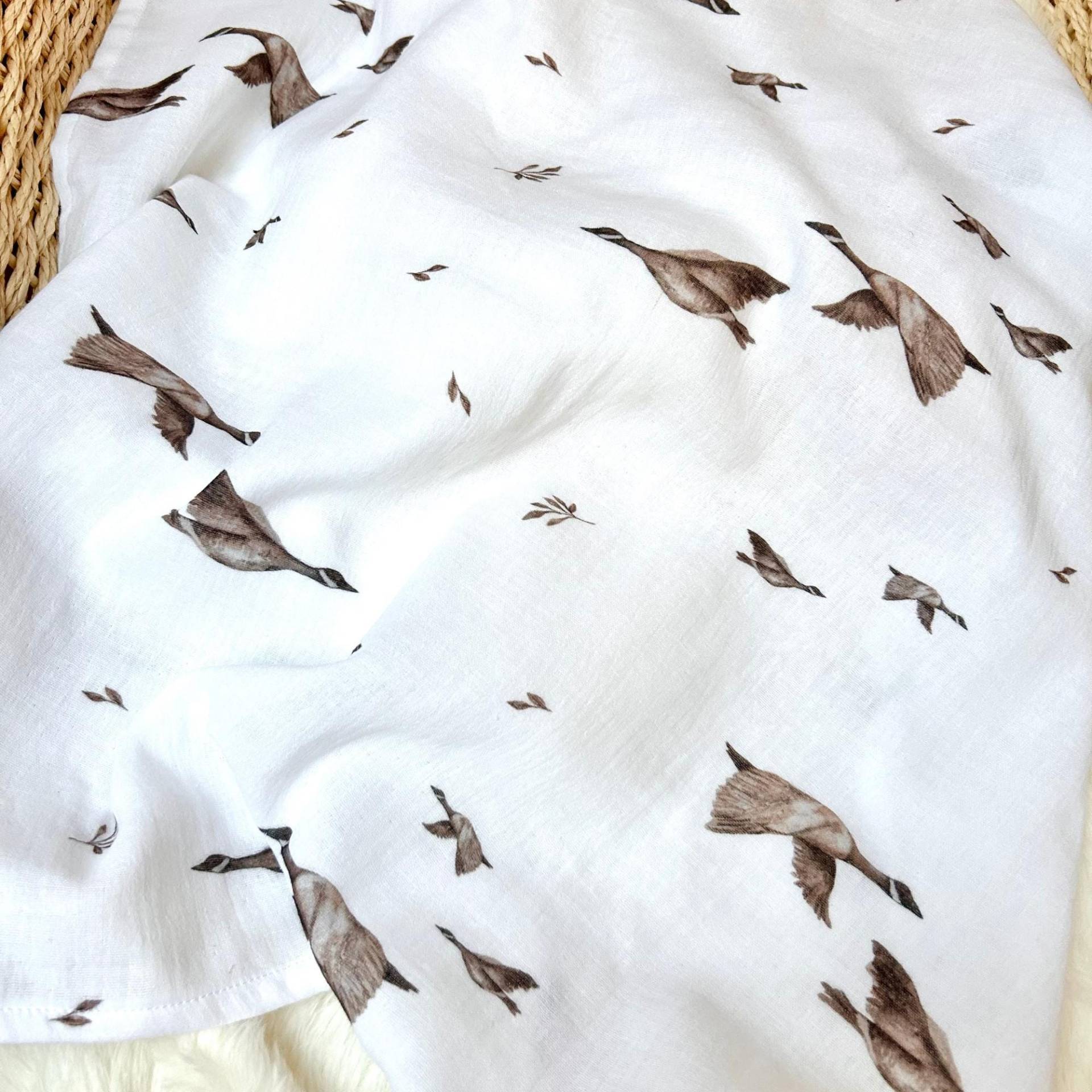 Personalisierbares Musselintuch Baby Gänse, Wildgänse | Spucktuch, Mullwindel Geschenk Zur Geburt Bestickt Mit Namen Personalisierbares Musselintuch Baby Gänse, Wildgänse | Spucktuch, Mullwindel Geschenk Zur Geburt Bestickt Mit Namen von Etsy - Kejki