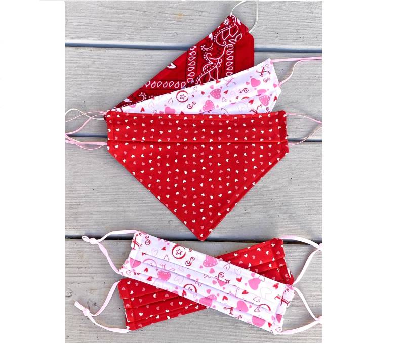 Valentine, 2-Lagige Bandana - Oder Faltenmaske Mit Verstellbaren Ohrschlaufen & Nasendraht, Passt Von 12" Bis 16" Ohr Zu Ohr, 100% Baumwolle, Wendbar von Etsy - KellysShowBowsandSew