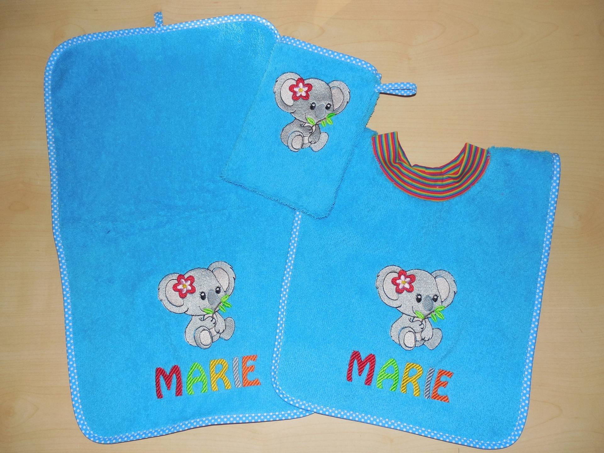 Handtuch + Lätzchen Waschhandschuh Mit Namen Und Stickbild Sabberlatz Handtuchlätzchen Handtuch + Lätzchen Waschhandschuh Mit Namen Und Stickbild Sabberlatz Handtuchlätzchen von Etsy - KerstinsStickdateien