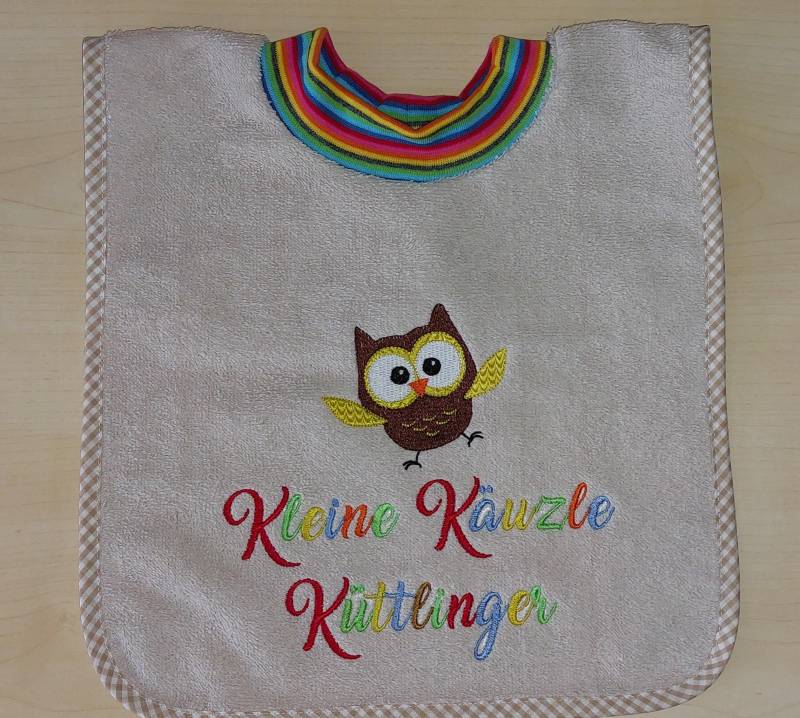 Handtuch Lätzchen Mit Namen Und Stickbild Sabberlatz-1 von Etsy - KerstinsStickdateien