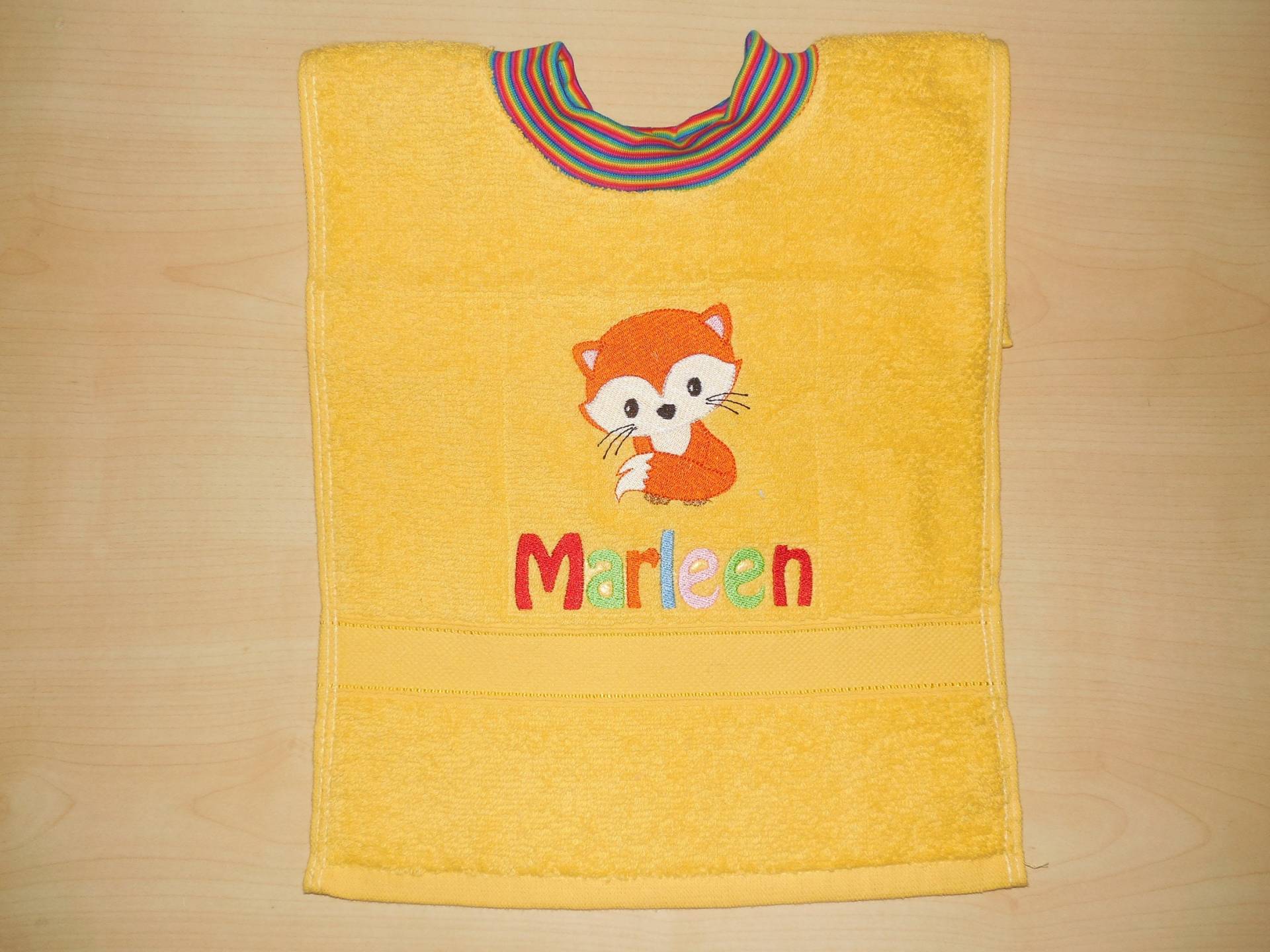 Handtuch Schlupflätzchen Lätzchen Mit Namen Und Stickbild Sabberlatz Handtuch Schlupflätzchen Lätzchen Mit Namen Und Stickbild Sabberlatz von Etsy - KerstinsStickdateien