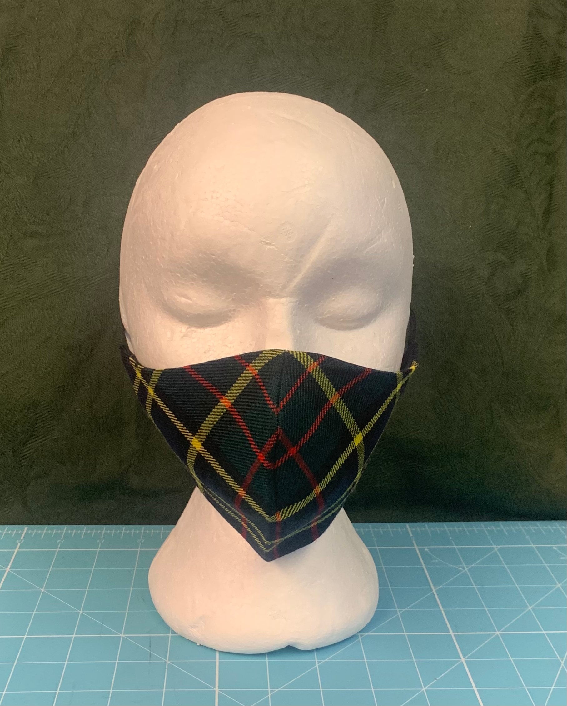 Macmillan Tartan Gesichtsmaske von Etsy - Kiltqueenstudio