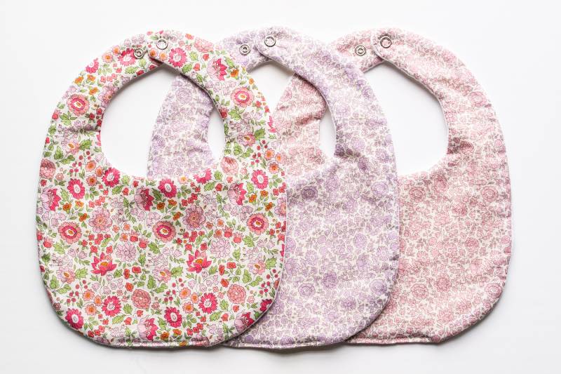 Liberty Baby Lätzchen/Florales Muster Doppel Gauze Tana Lawn Baumwolle Floral Print Babyparty Geschenk 1. Jahr von Etsy - KinariNY