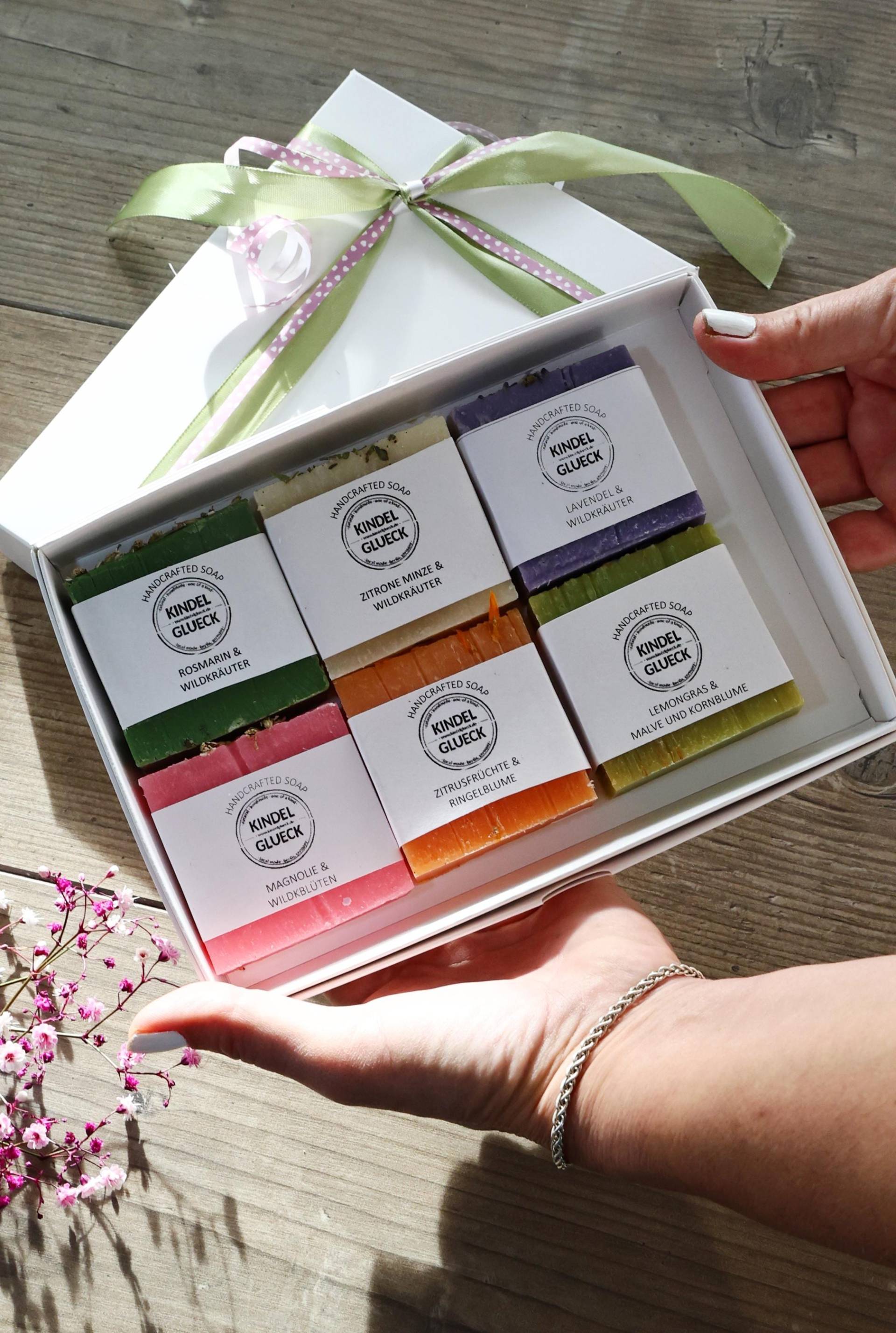 Handgemachte Seifen-Set 5 Plus 1 Geschenkset Handgemachte Seifen-Set 5 Plus 1 Geschenkset von Etsy - Kindelglueck