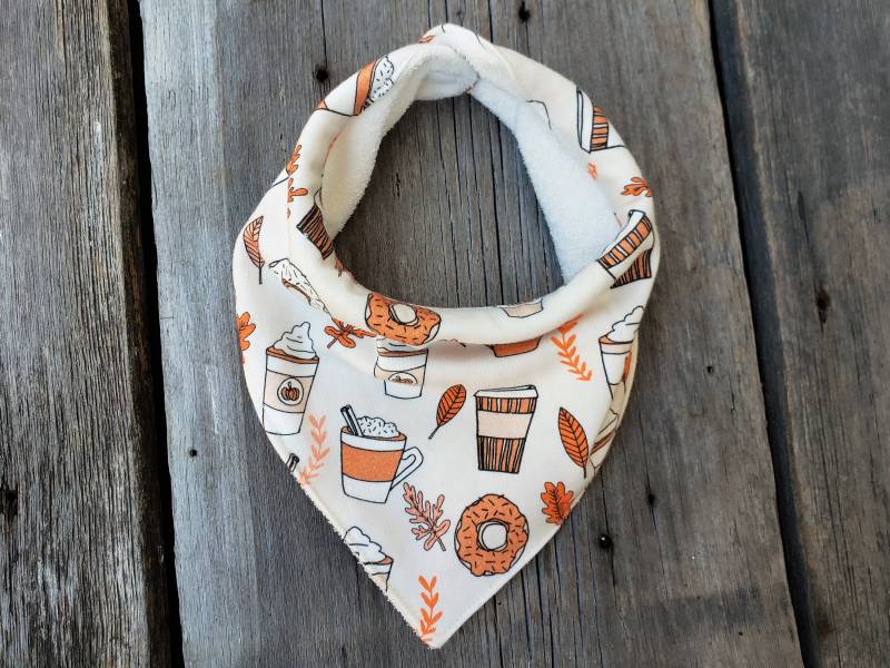 Kürbis Gewürz Bandana Lätzchen, Bio Sabber Baby Herbst von Etsy - KinderSprouts