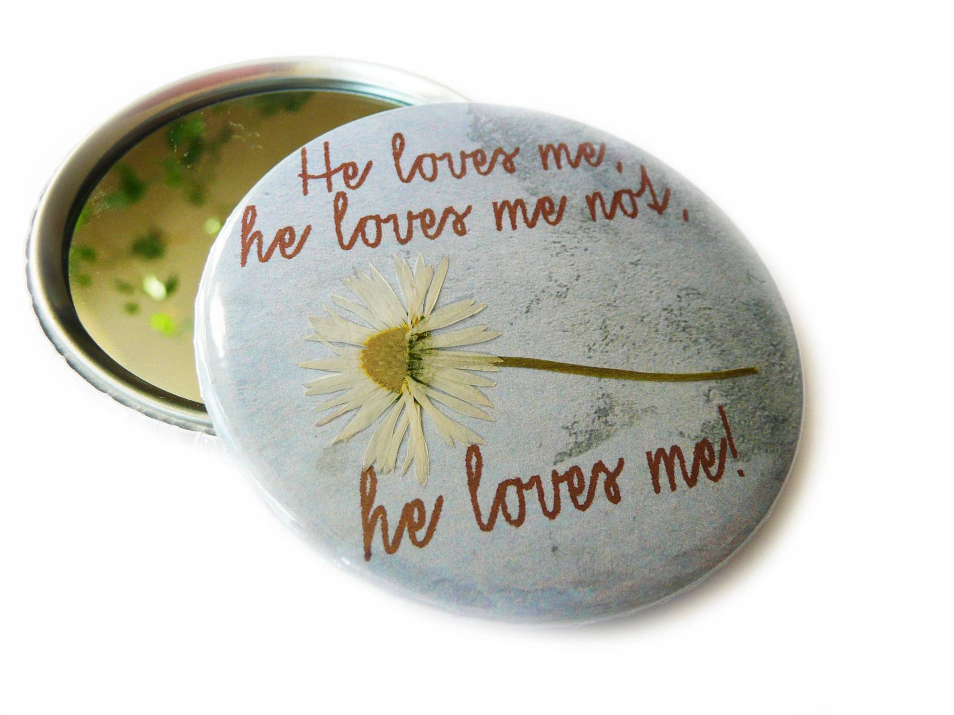He Loves Me, He Me Not. Taschenspiegel Mit Getrocknetem Gänseblümchen, 59mm He Loves Me, He Me Not. Taschenspiegel Mit Getrocknetem Gänseblümchen, 59mm von Etsy - KirschbluetenTsunami