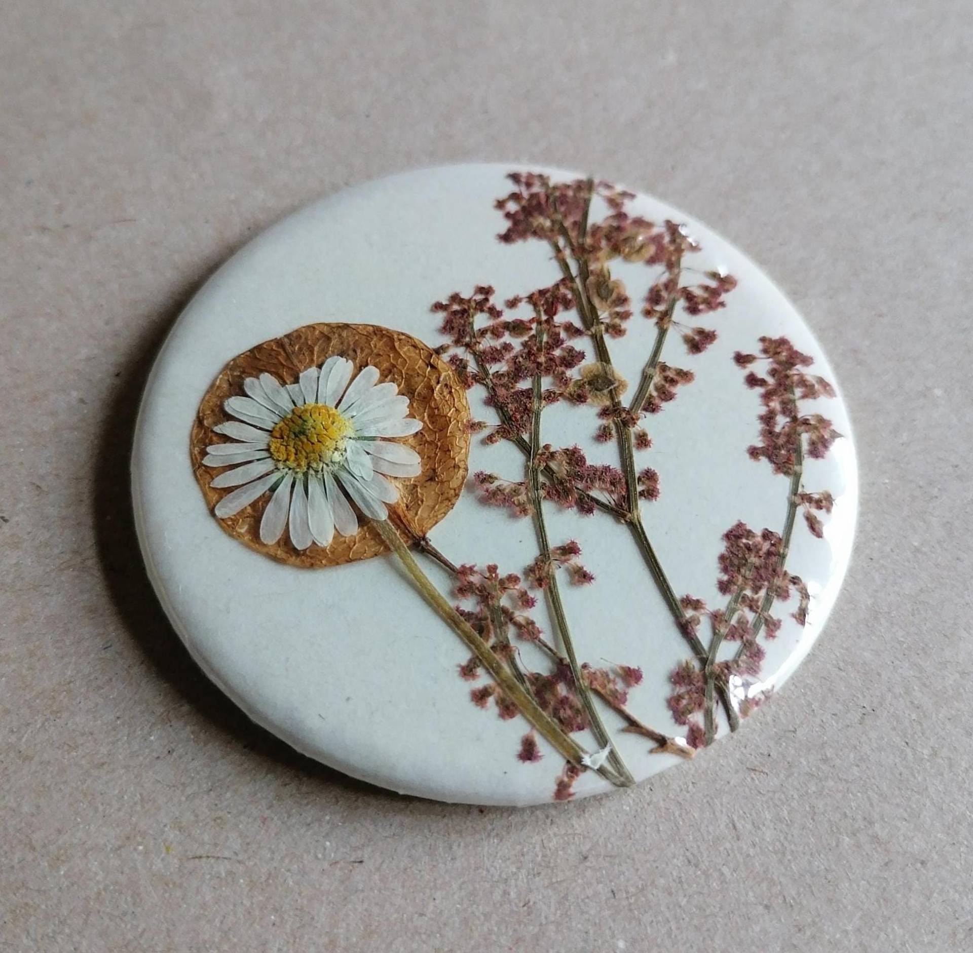 Taschenspiegel #4, Echte Getrocknete Pflanzen, Gänseblümchen Und Sauerampfer. 59mm von Etsy - KirschbluetenTsunami