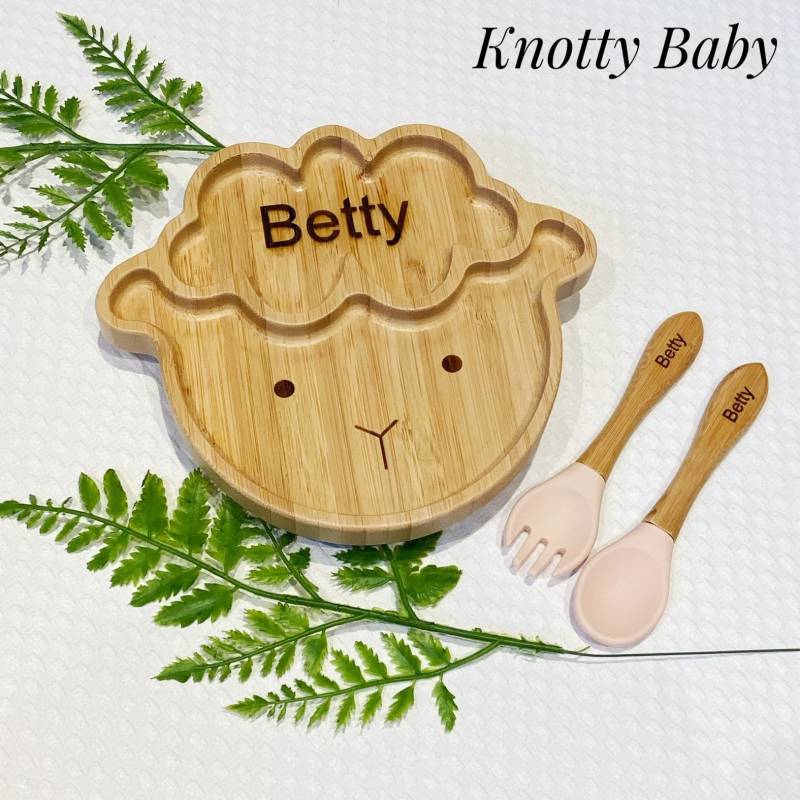 Rosa Personalisierte Laser Gravierte Bambusschaf Baby Teller Set Mit Silikon-Sauger, Löffel Und Gabel, Geschenk, Trainingsteller, Ostern von Etsy - KnottybabyCrafts