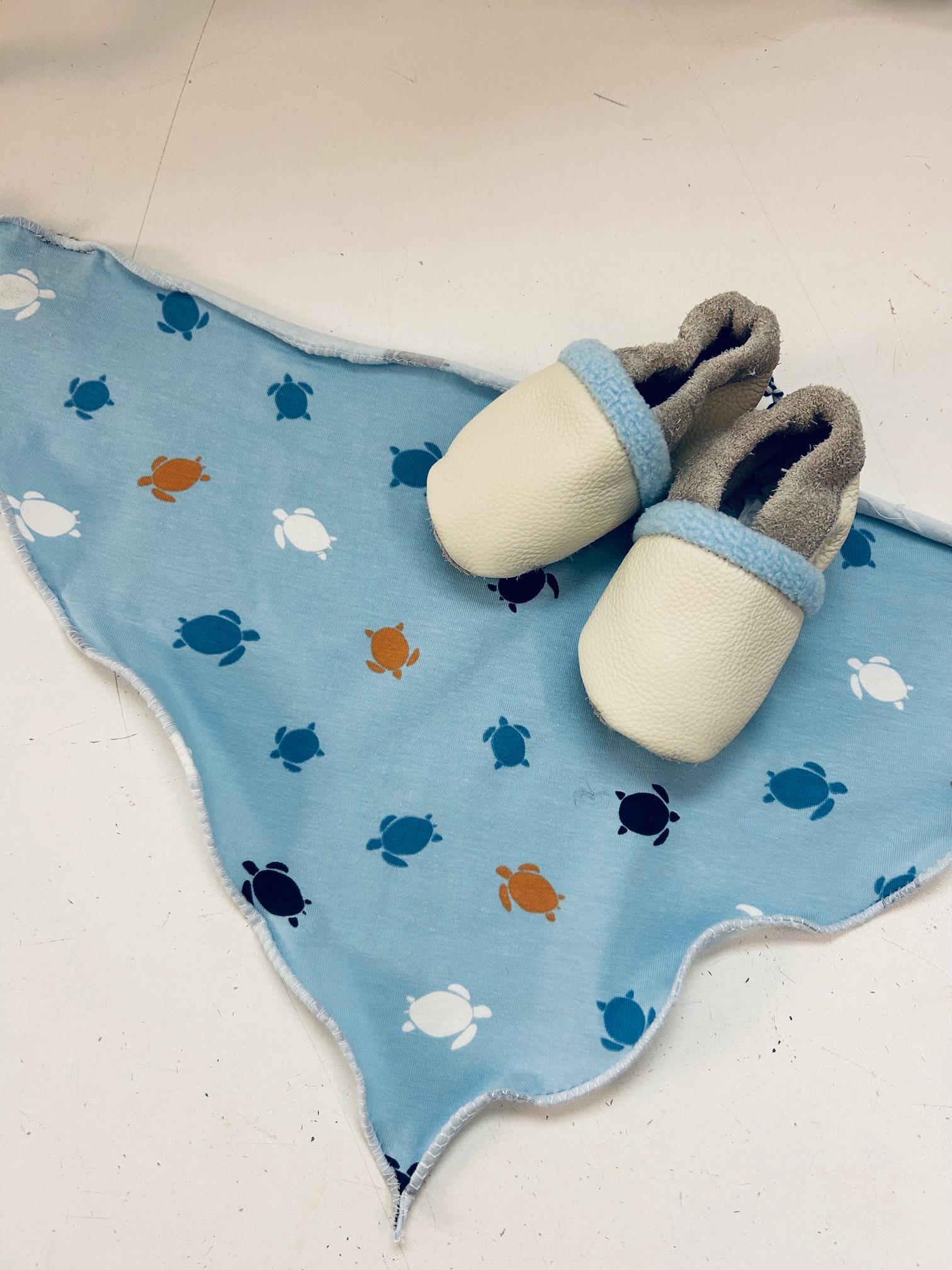 Hellblaues Knoten-Halstuch Für Babys Mit Süßem Schildkröten-Muster - Sabberlätzchen Individuell Bestickbar, Perfekt Als Geschenk Zur Geburt von Etsy - KuestenfieberDesign