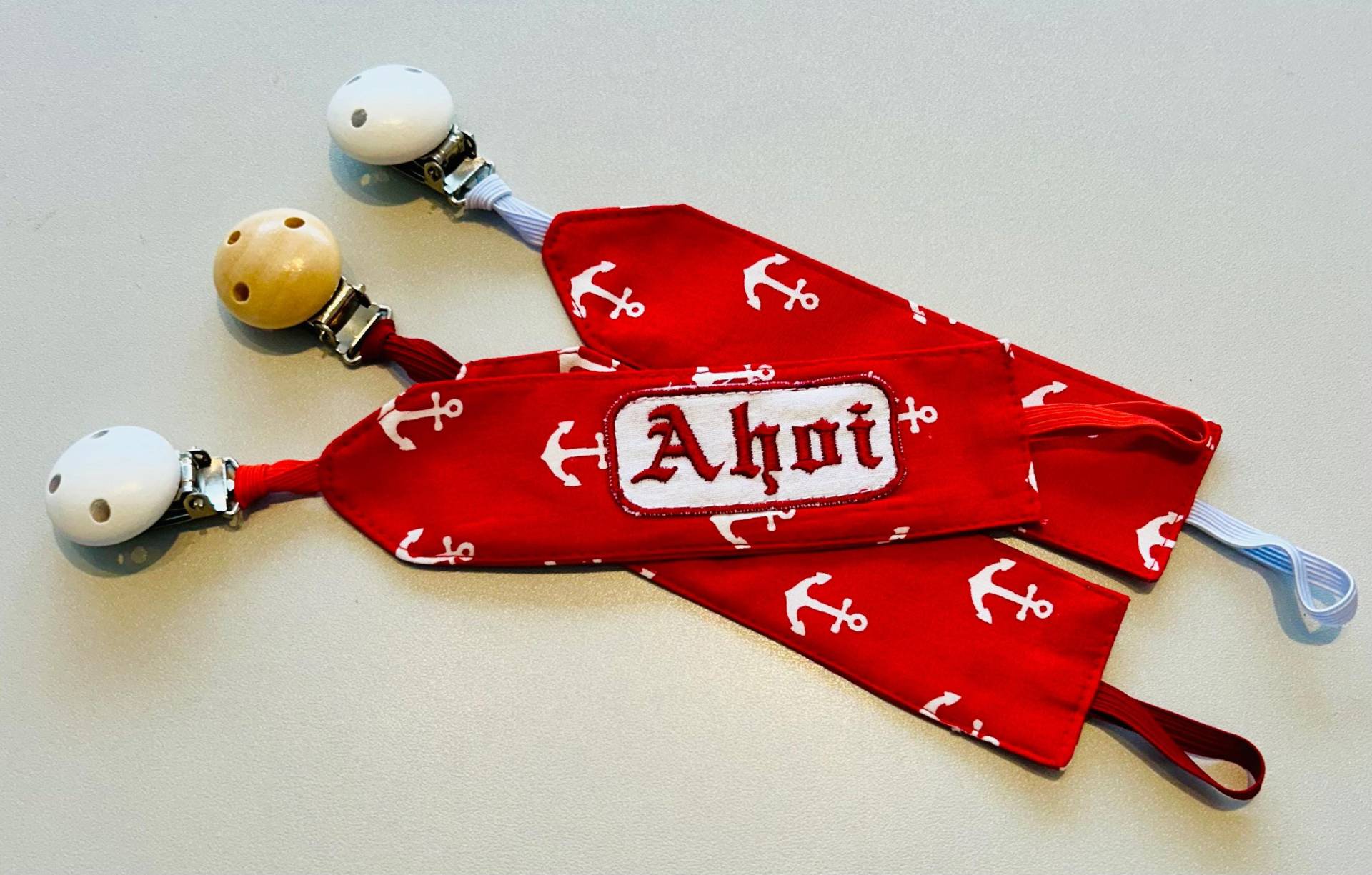 Schnullerband Rot Mit Weißen Ankern, Maritime Schnullerkette, 100% Baumwolle, Personalisierbar Namen, Einzigartiges Baby Accessoires von Etsy - KuestenfieberDesign