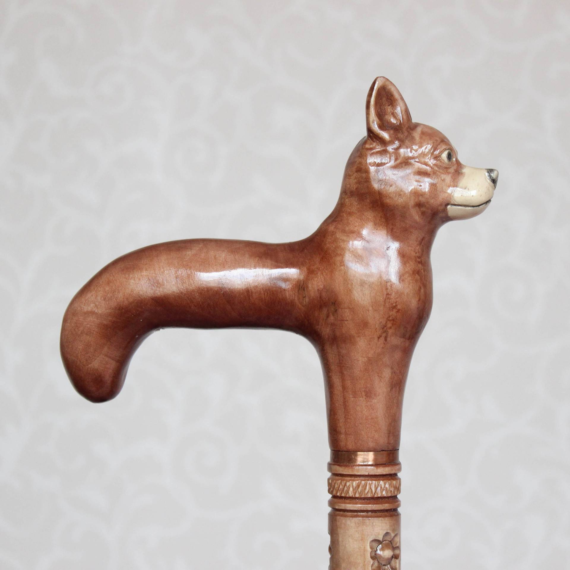 Handgeschnitzte Braune Hundespazierstange, Holzwanderstock Handgeschnitzte Braune Hundespazierstange, Holzwanderstock von Etsy - LEMWoodDesign