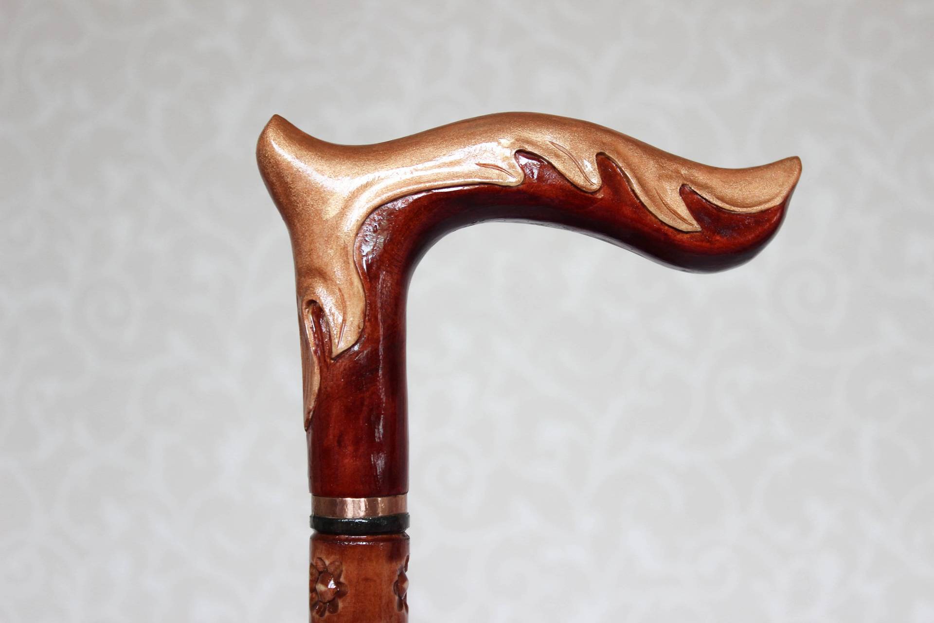 Hand Geschnitzte Holz Gehstock Mit Gold Griff Hand Geschnitzte Holz Gehstock Mit Gold Griff von Etsy - LEMWoodDesign